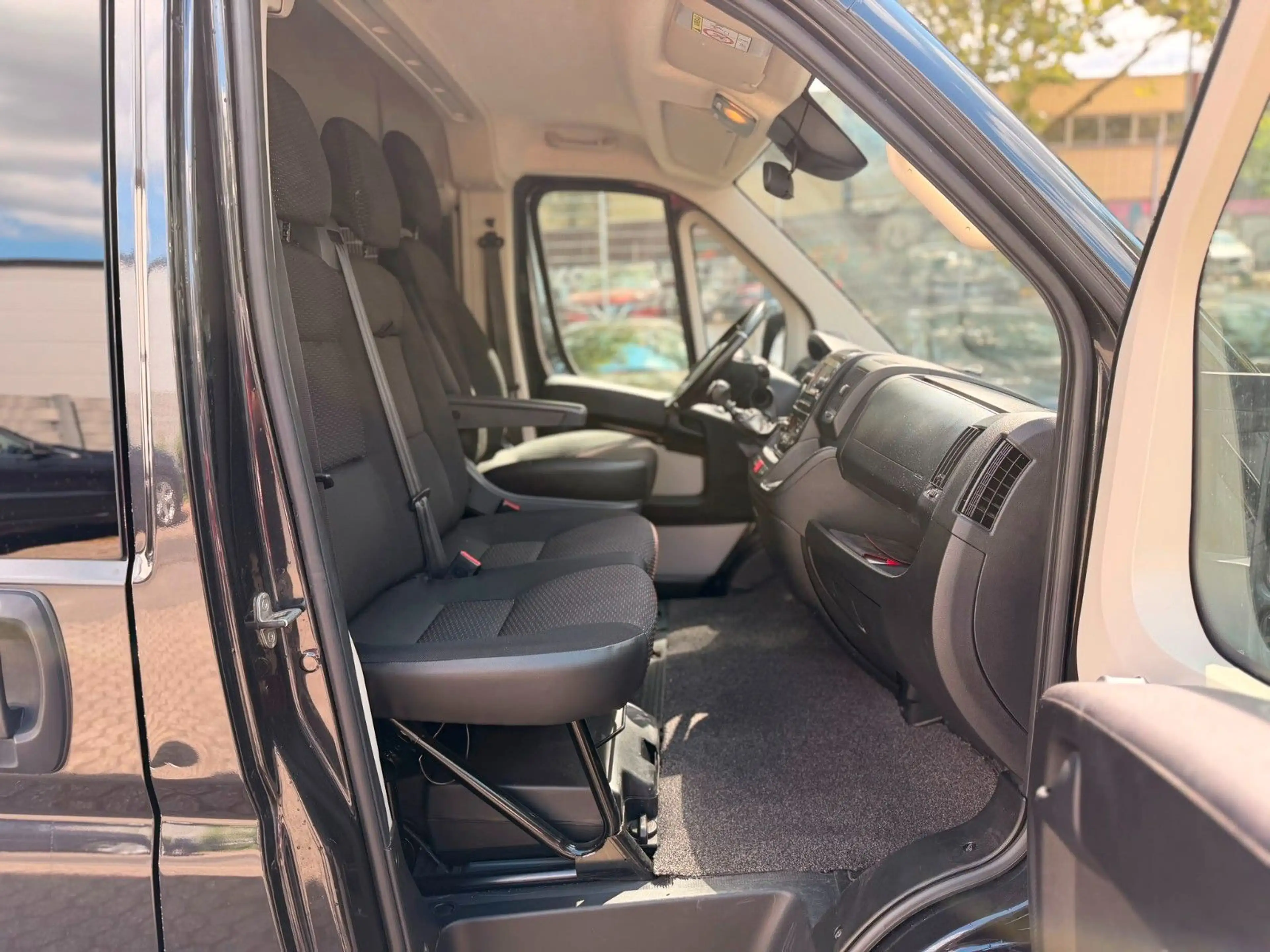 Citroen Jumper Kombi 33 L2H2 Live 9 Sitzer mit Rampe — photo 13