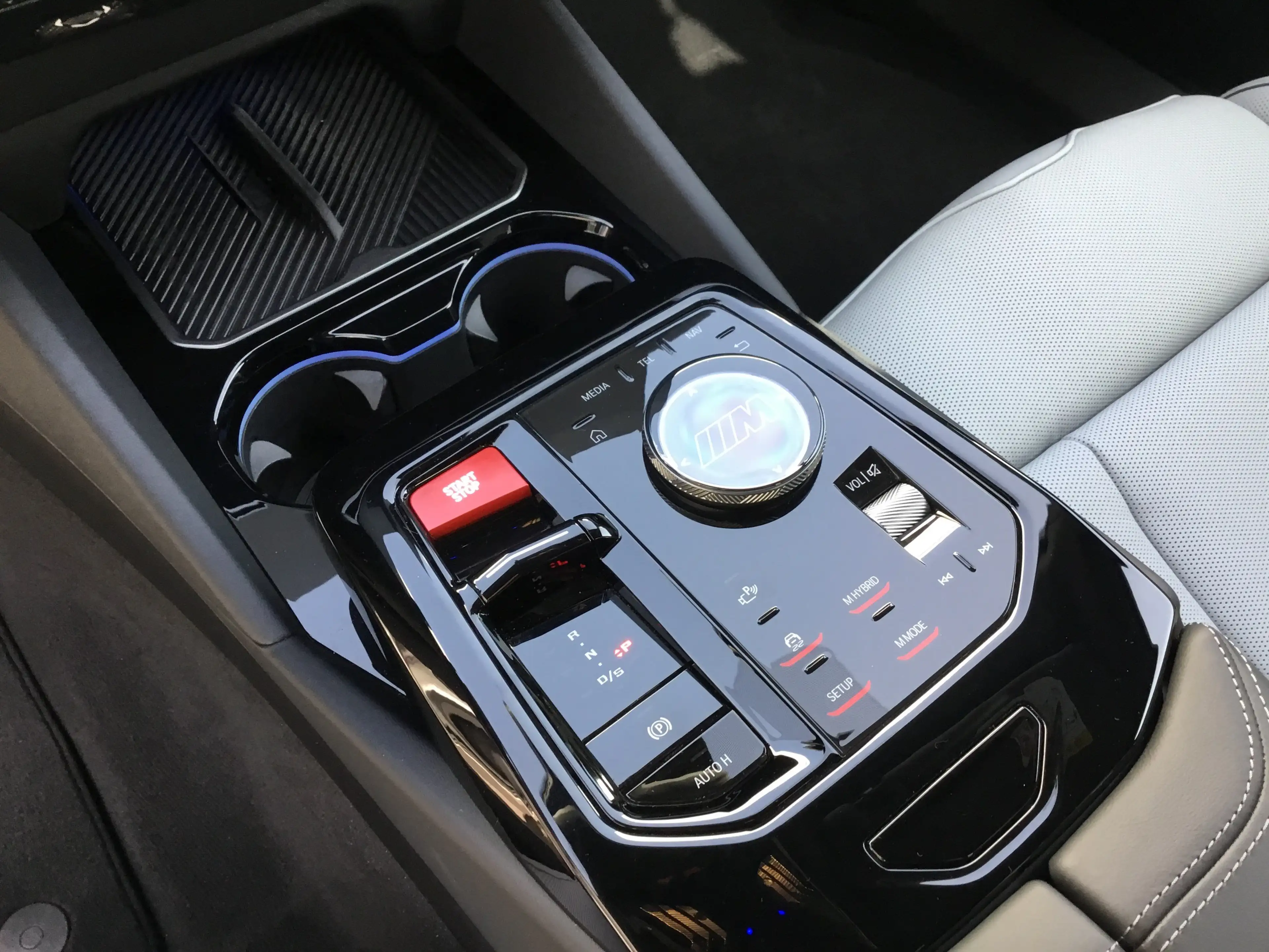 BMW M5 Limousine ICONIC GLOW+PANO+B&W SOUND — photo 14