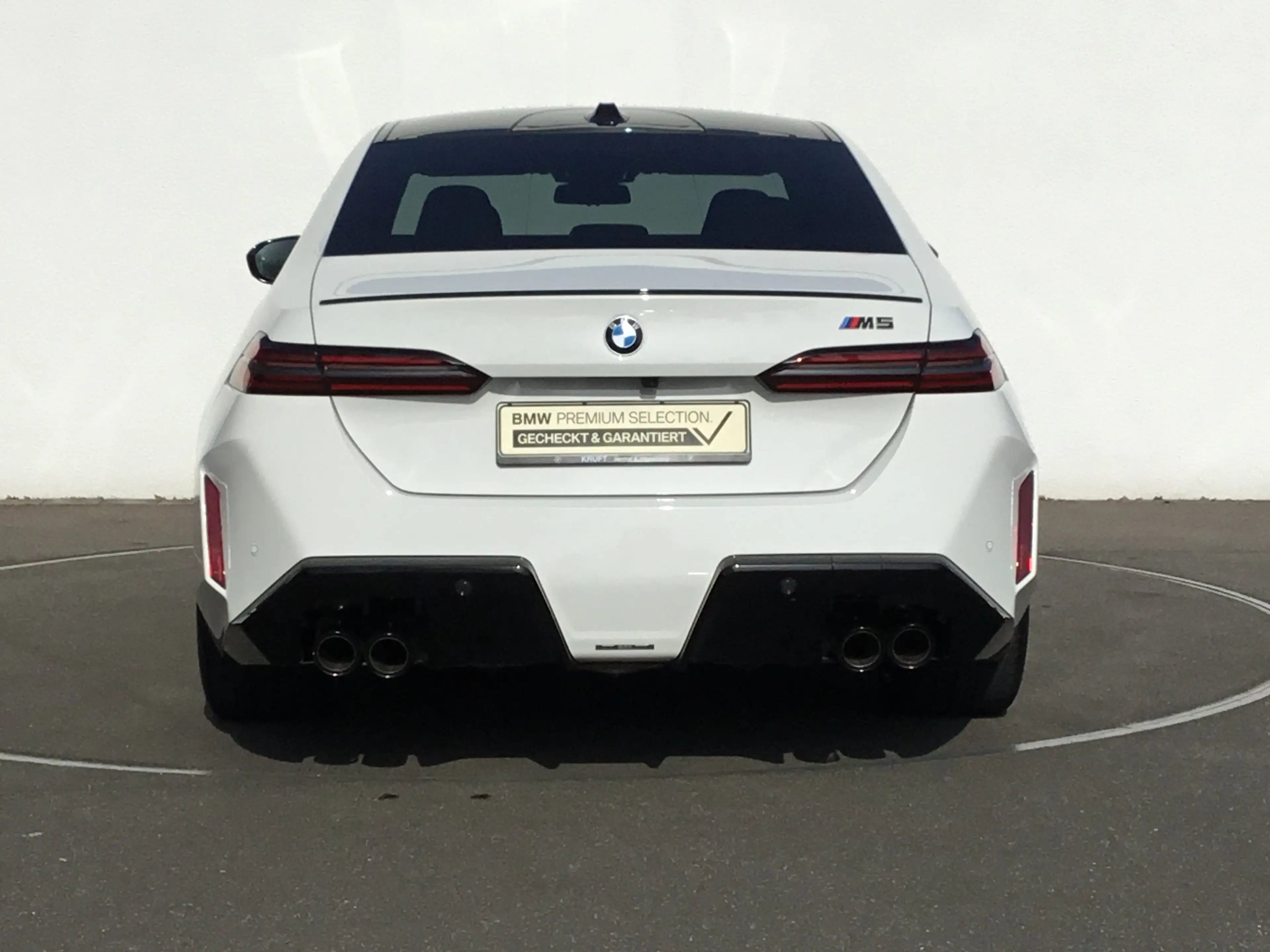 BMW M5 Limousine ICONIC GLOW+PANO+B&W SOUND — photo 9