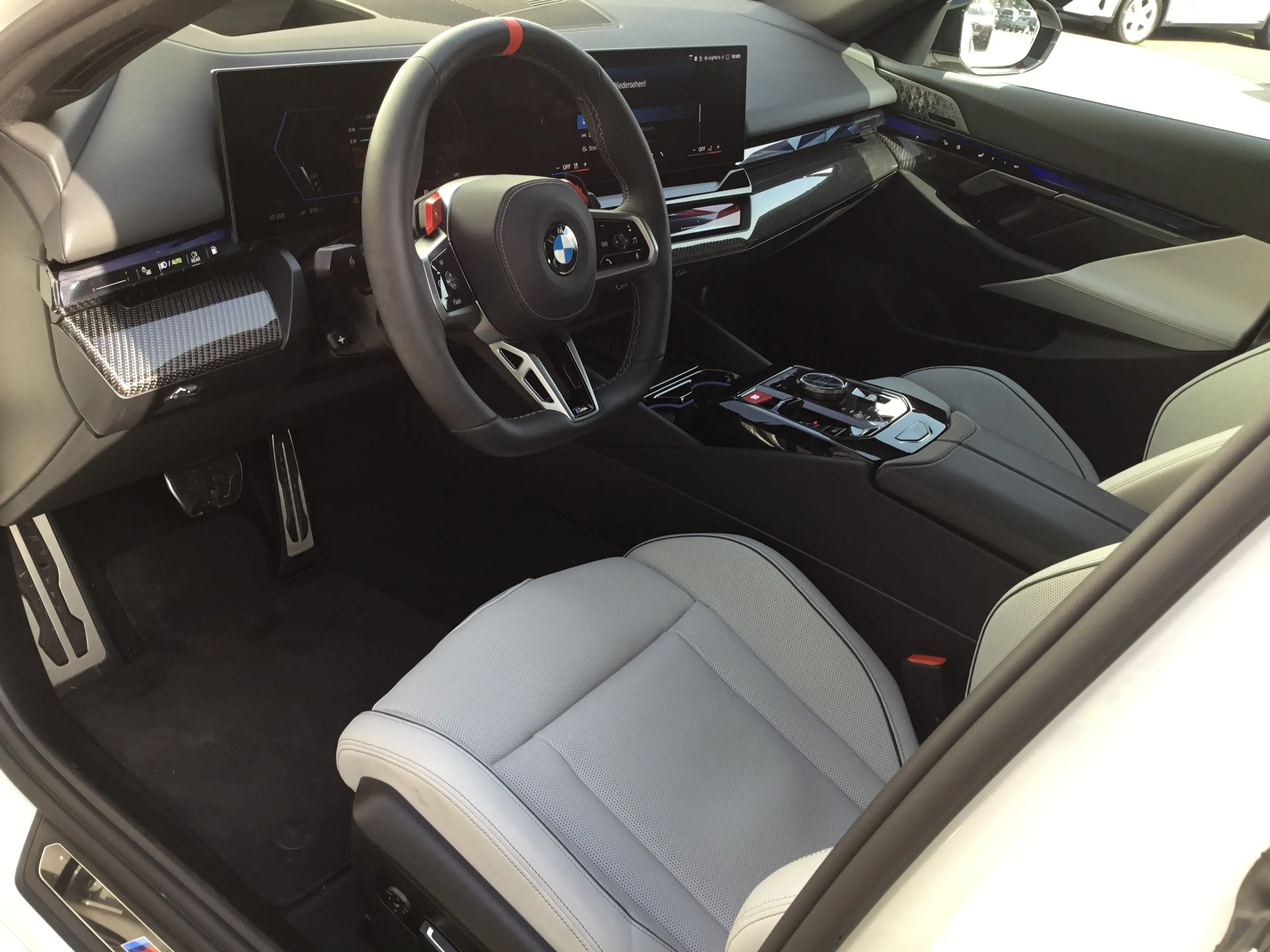 BMW M5 Limousine ICONIC GLOW+PANO+B&W SOUND — photo 11