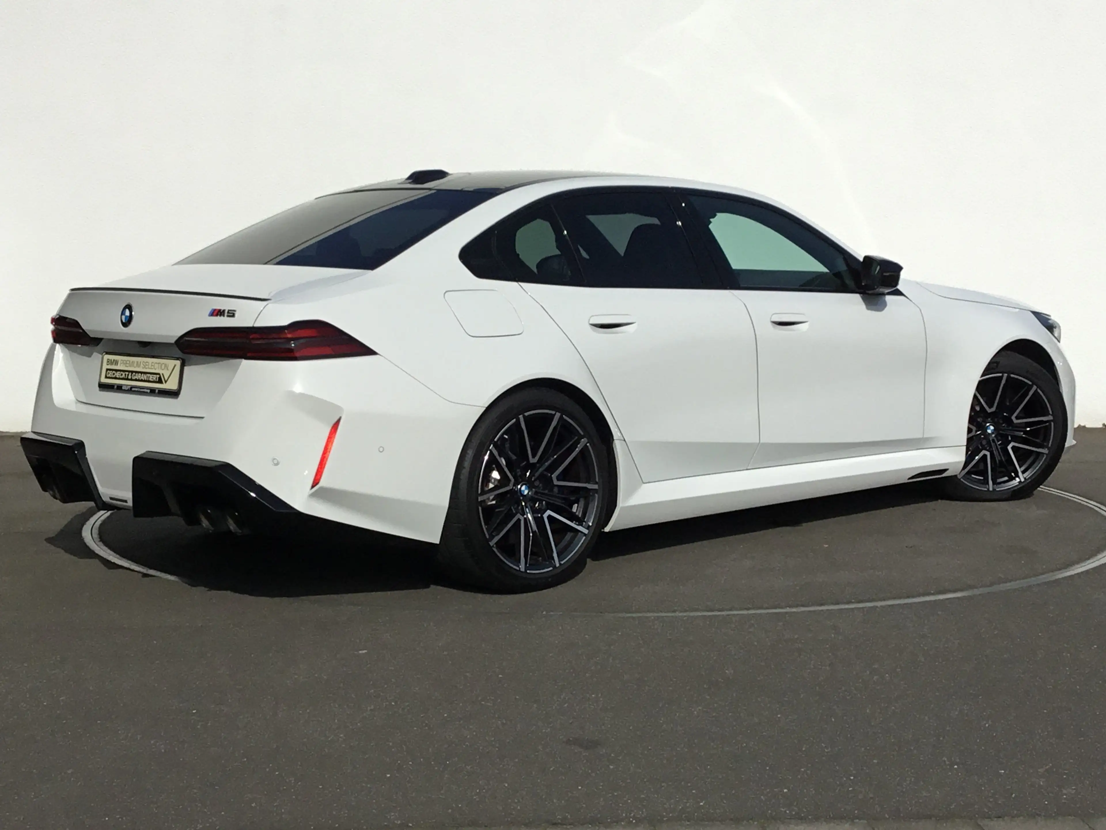 BMW M5 Limousine ICONIC GLOW+PANO+B&W SOUND — photo 4