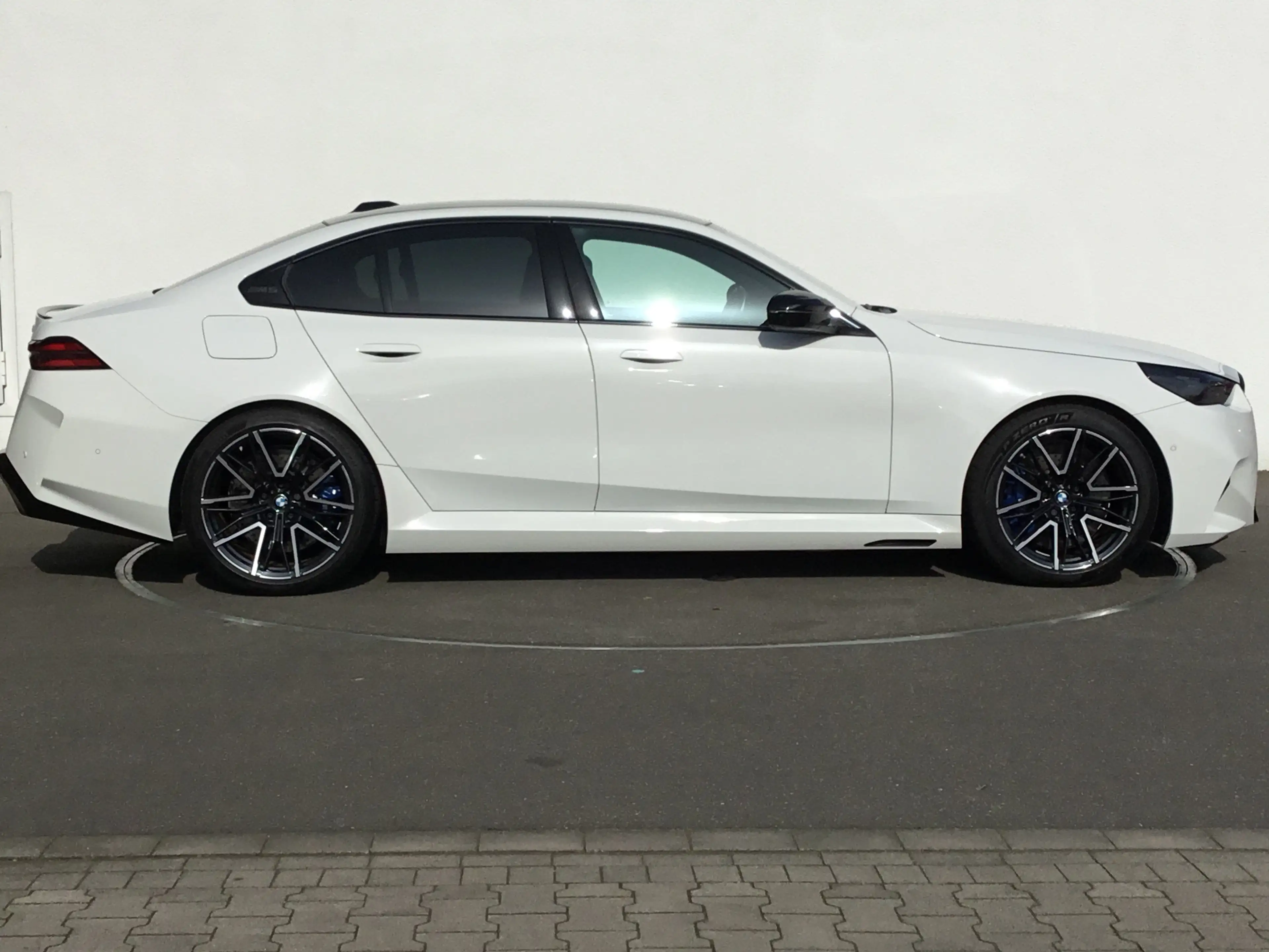 BMW M5 Limousine ICONIC GLOW+PANO+B&W SOUND — photo 6