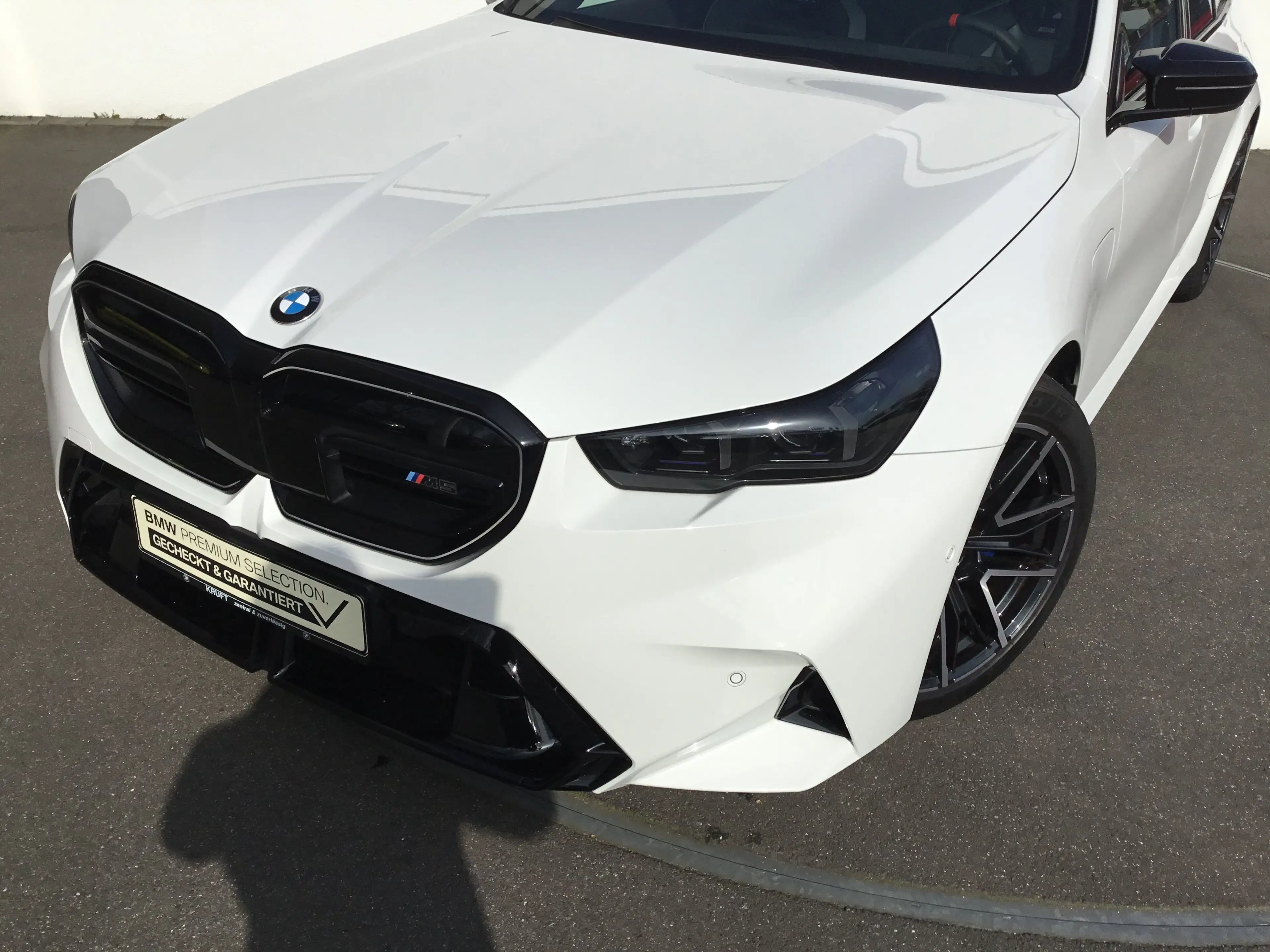 BMW M5 Limousine ICONIC GLOW+PANO+B&W SOUND — photo 3