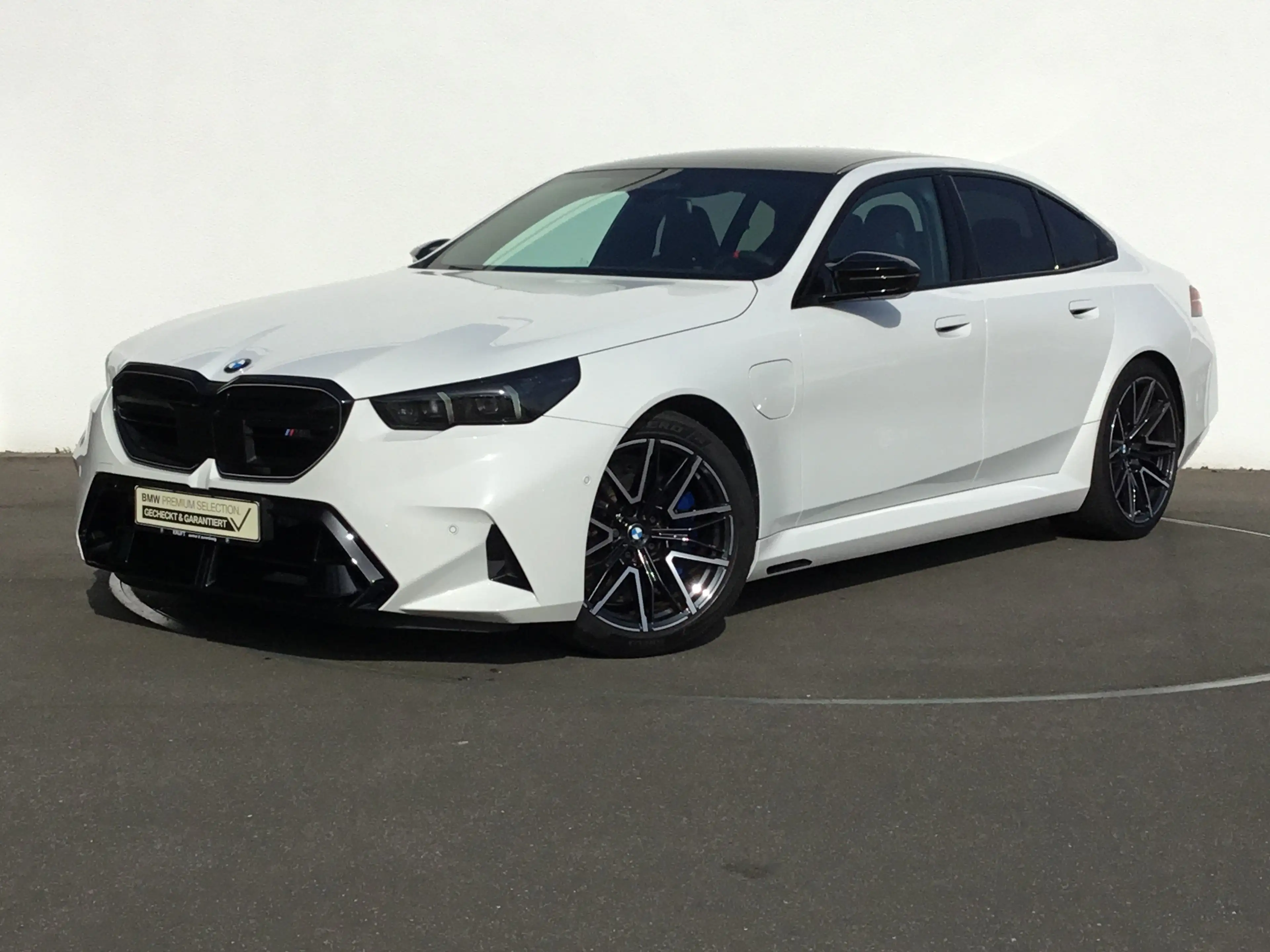 BMW M5 Limousine ICONIC GLOW+PANO+B&W SOUND — photo 2