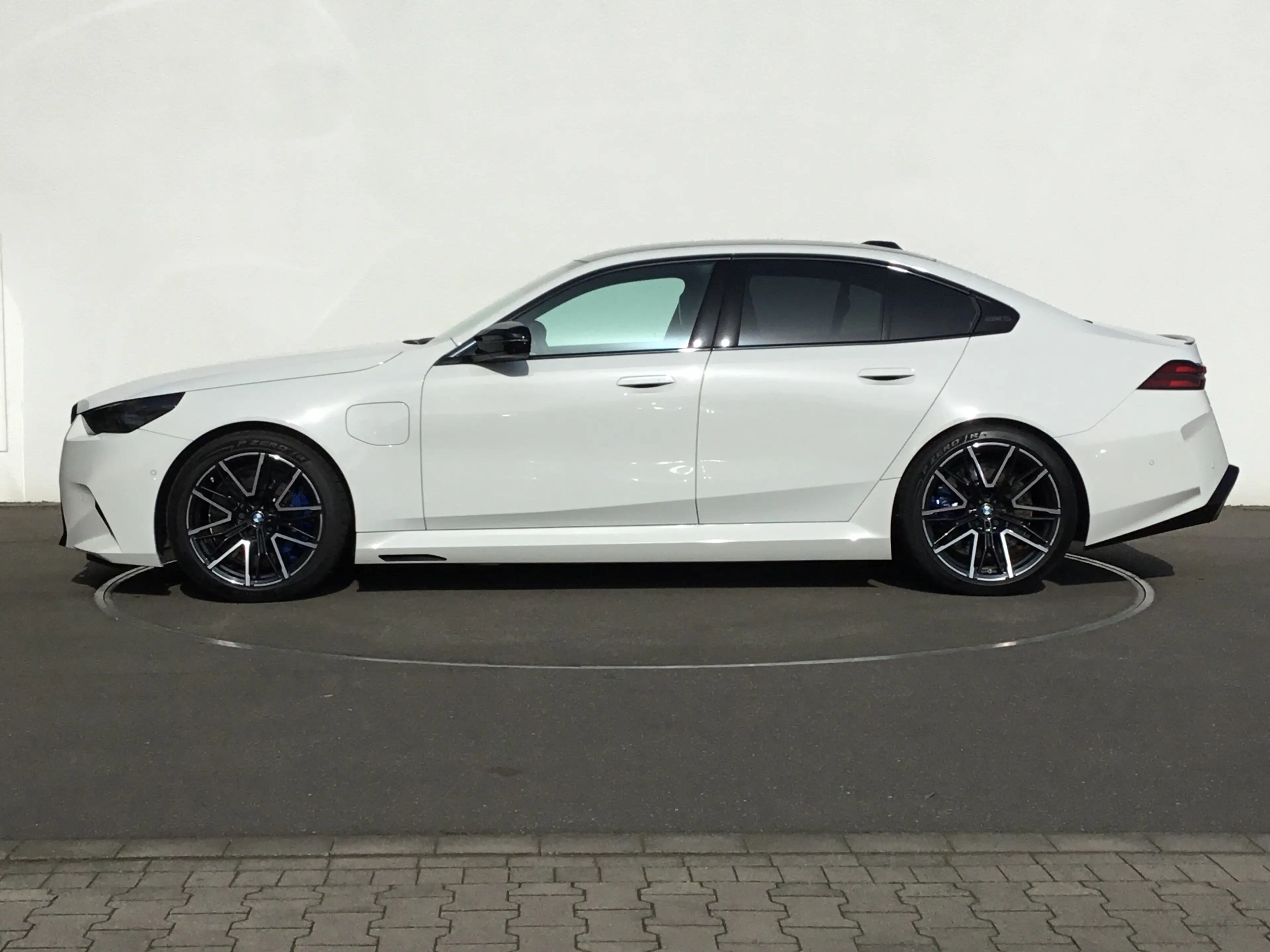 BMW M5 Limousine ICONIC GLOW+PANO+B&W SOUND — photo 8
