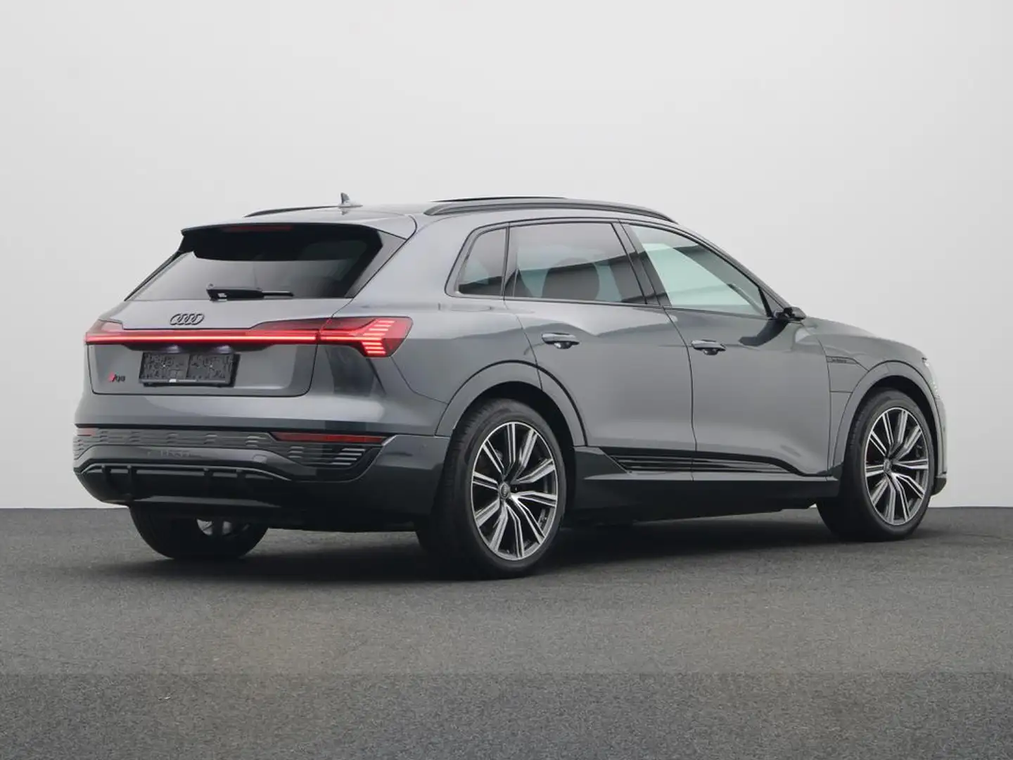Audi Q8 e-tron S-line 55 e-tron quattro 300 kW  408 pk Grau - 2