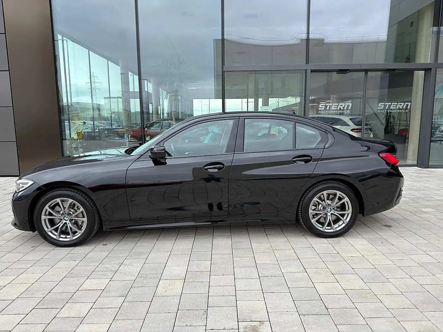 BMW 330 i Aut. Schwarz - 2
