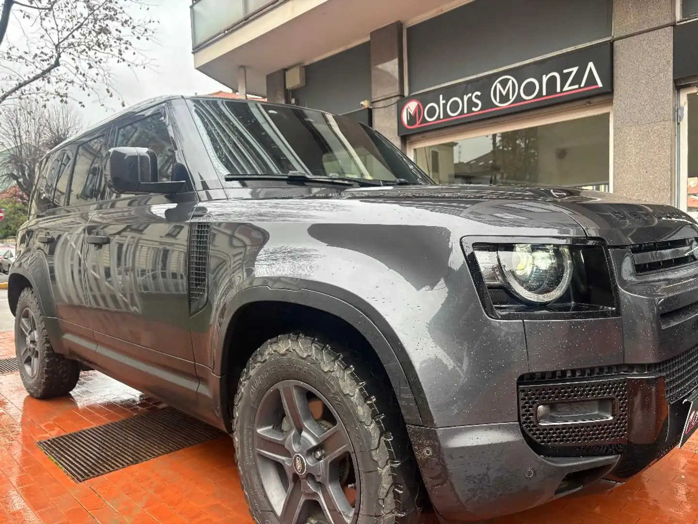 Land Rover Defender 2021 110 3.0d i6mhev XDynamic 250 cv total black Grigio - 2