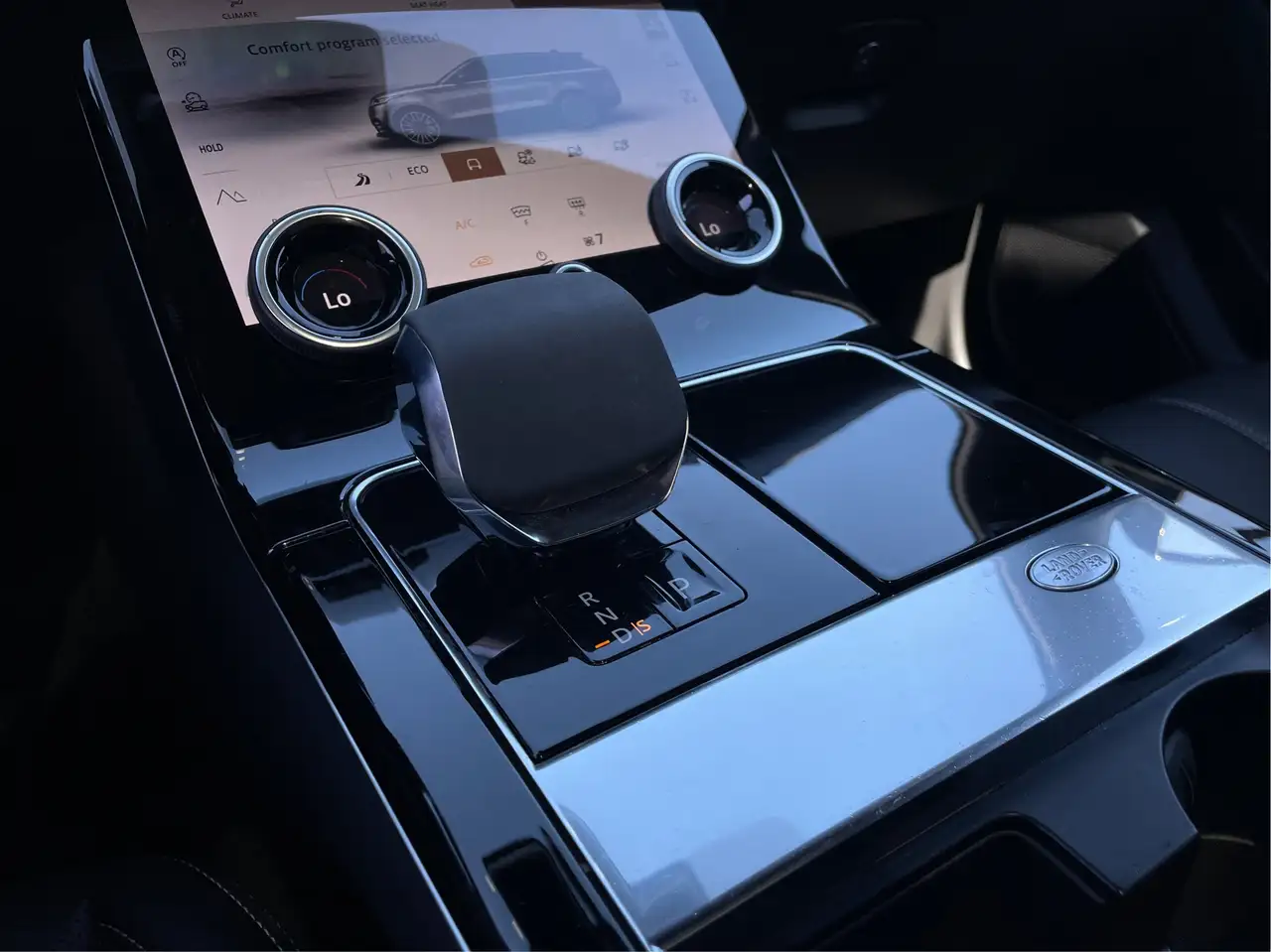 Land Rover Range Rover Velar photo Land Rover Range Rover Velar