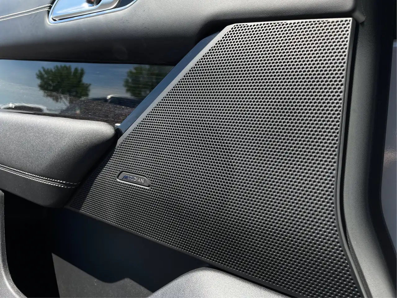 Land Rover Range Rover Velar photo Land Rover Range Rover Velar