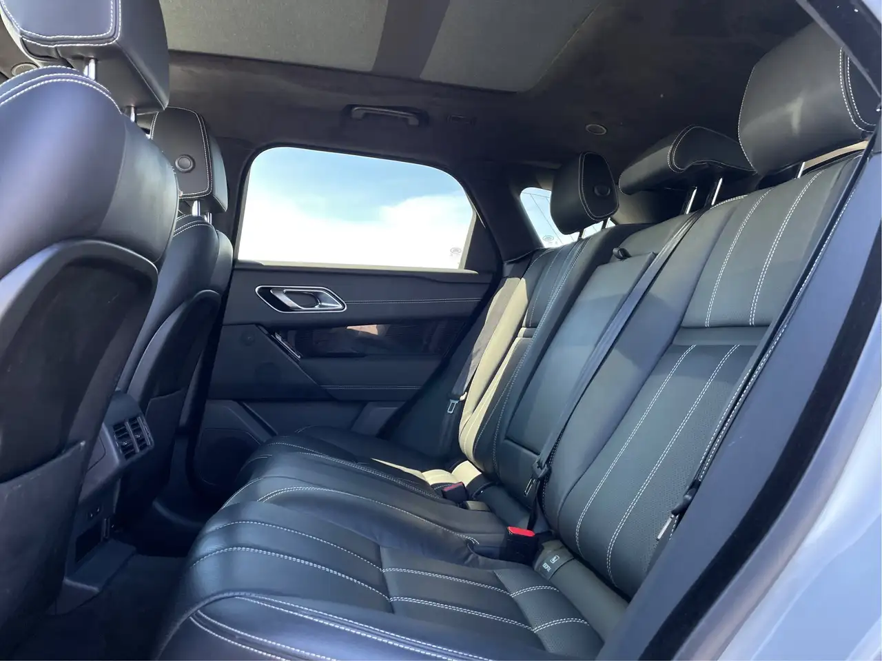 Land Rover Range Rover Velar photo Land Rover Range Rover Velar