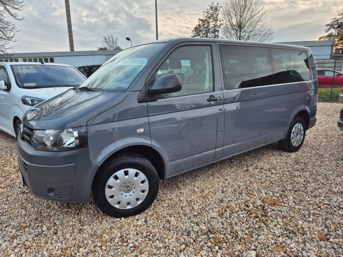 Volkswagen T5 Kombi Kombi lang 9Si. Klima AHK Stand Hz. Grau - 2