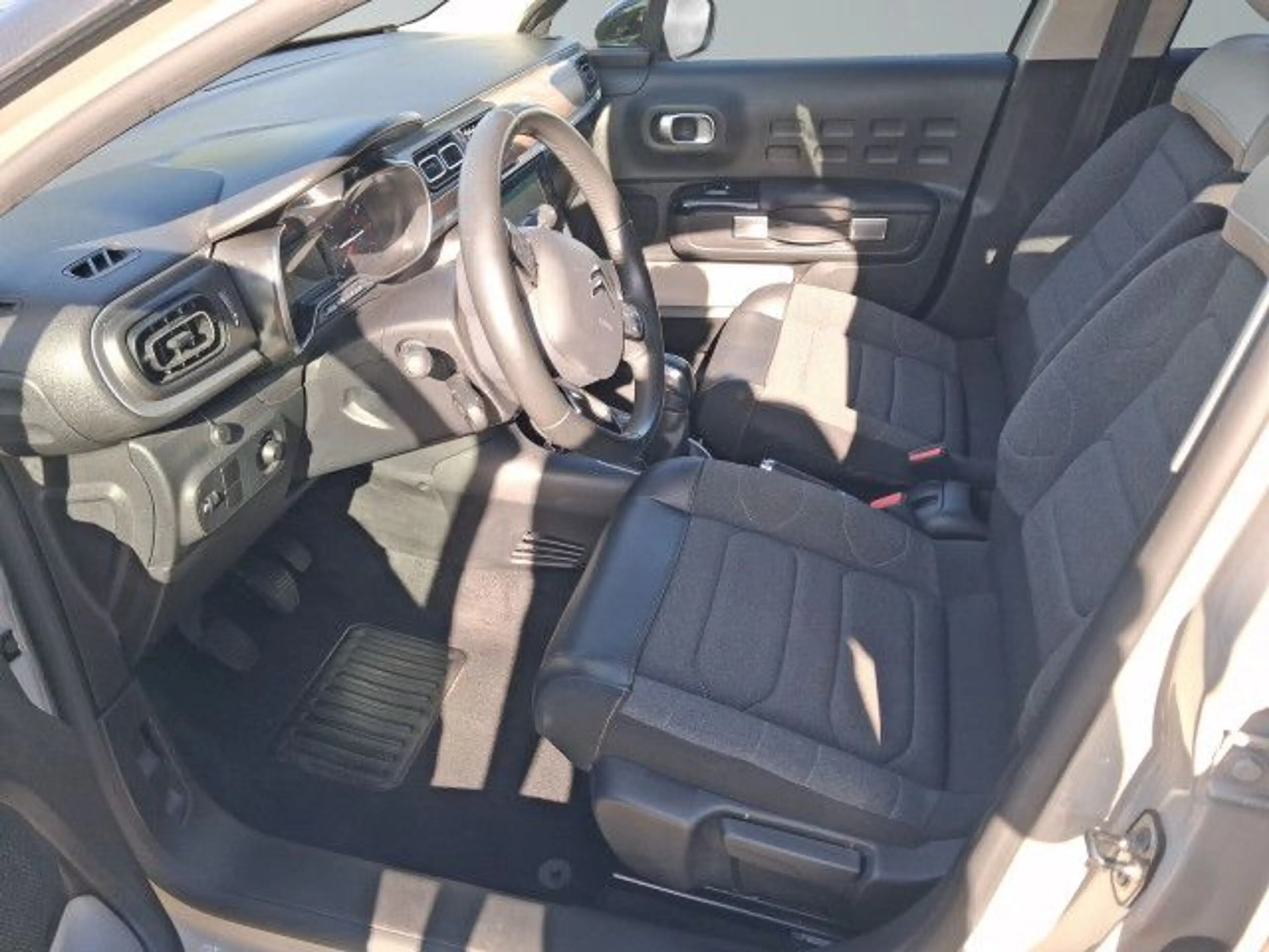 Citroen C35 C3 Pure Tech 82 SHINE Navi LED CarPlay Bluetooth — photo 12