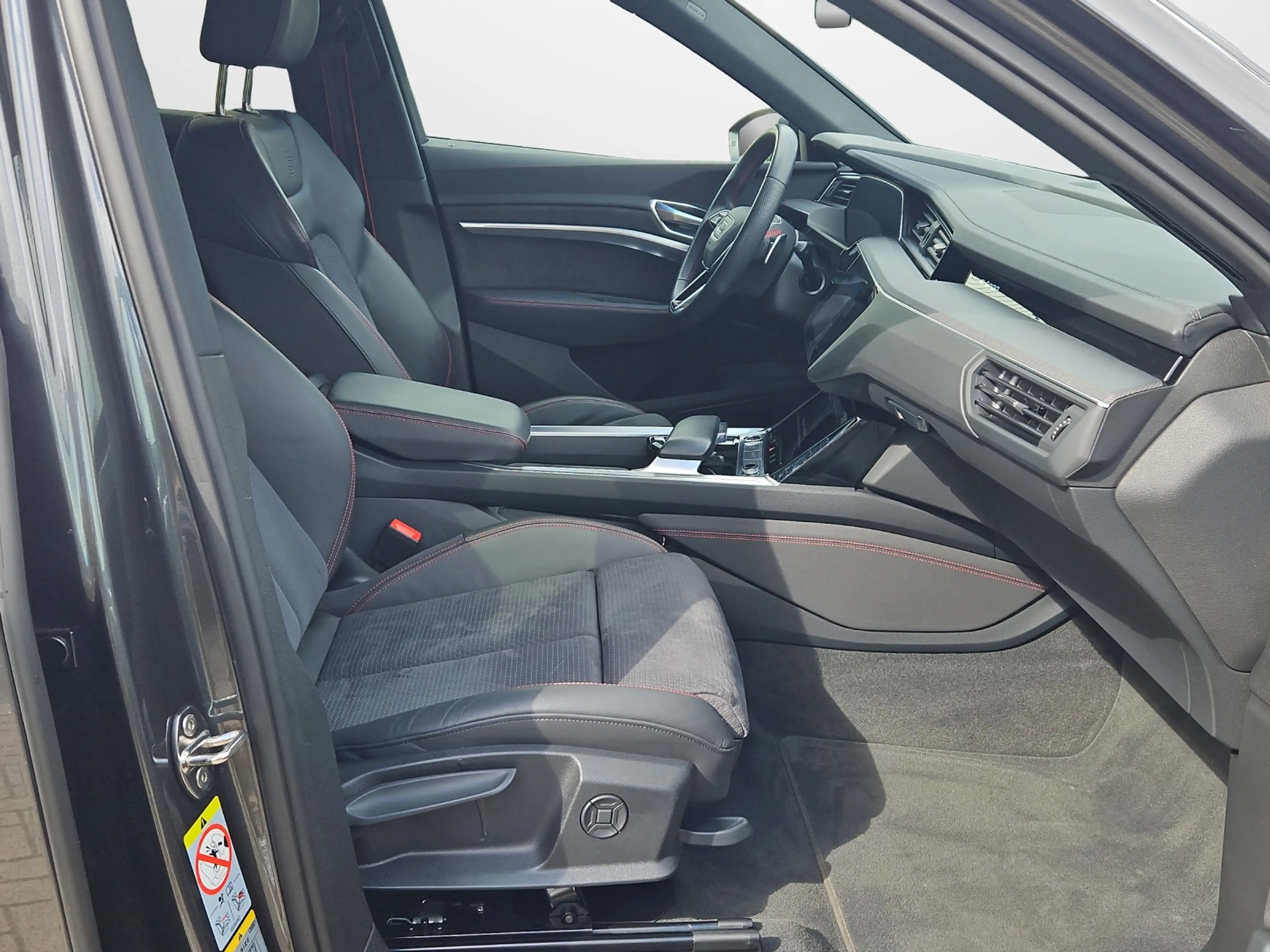 Audi Q8 55 e-tron quattro S line NaviPlus Matrix AHK SH... — photo 13