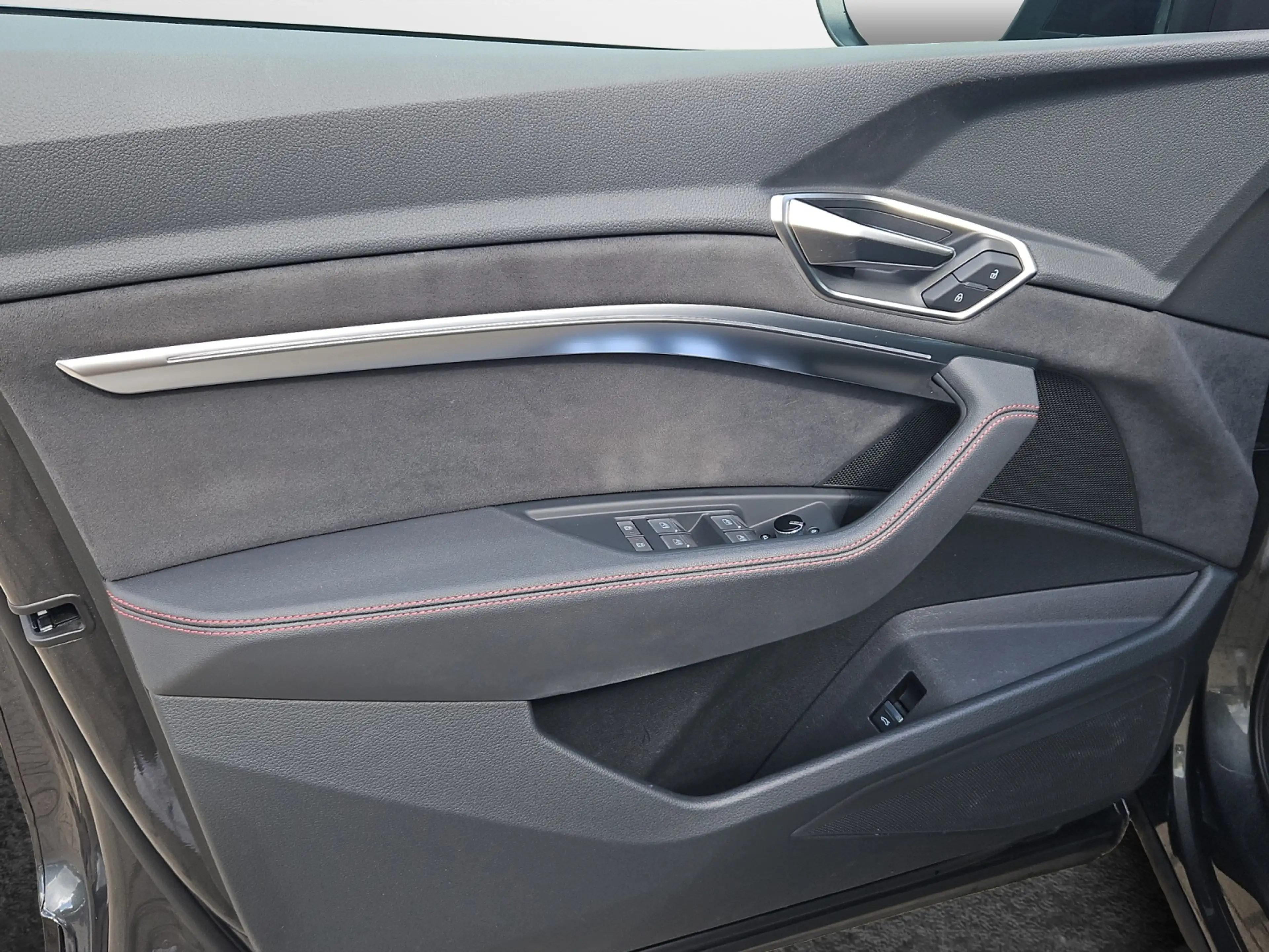 Audi Q8 55 e-tron quattro S line NaviPlus Matrix AHK SH... — photo 6
