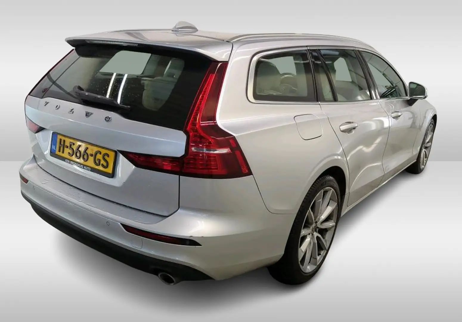 Volvo V60 2.0 D3 150PK Momentum Pro / Leder-sportstoelen / P Grijs - 2