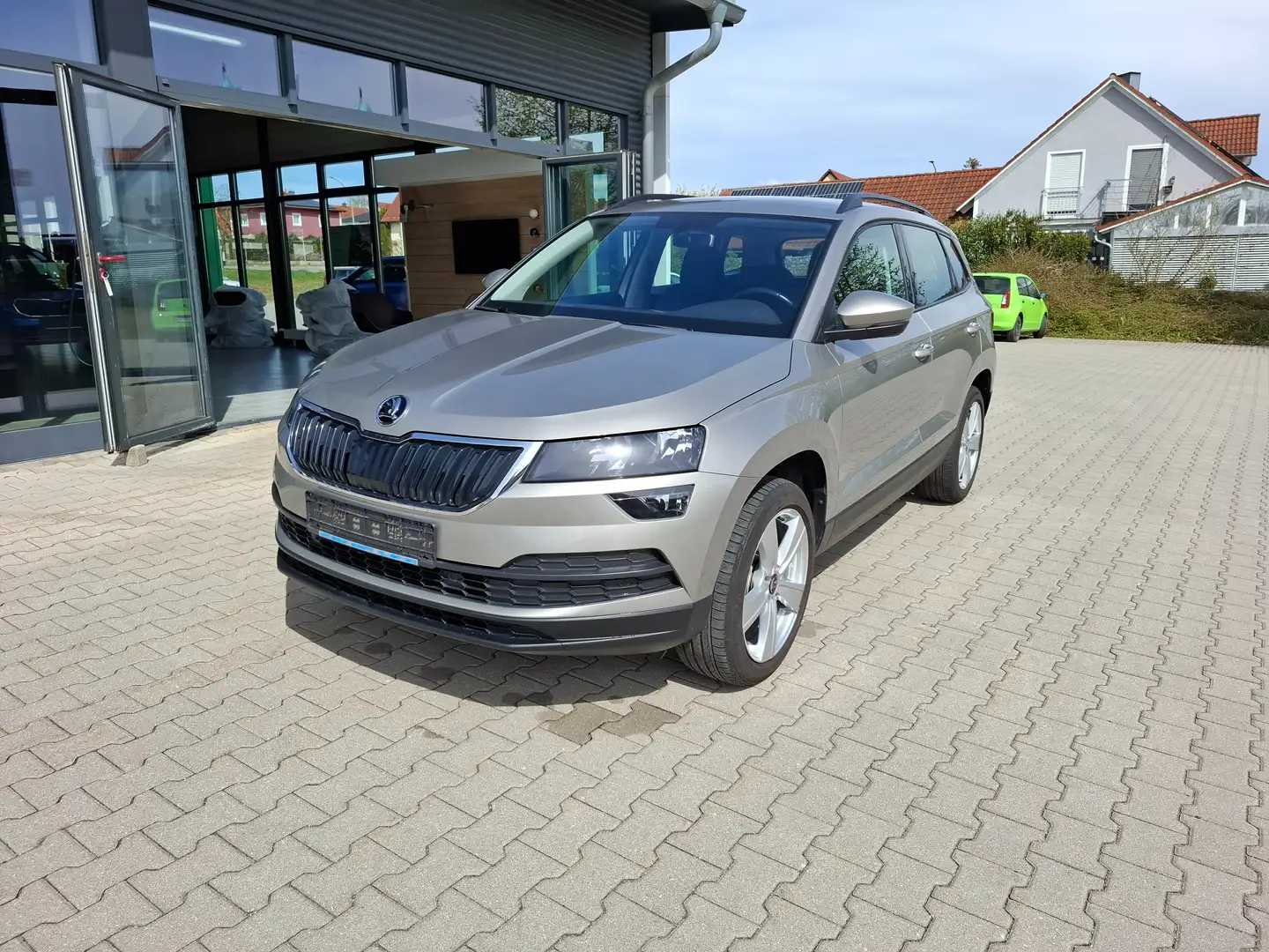 Skoda Karoq Style*SHZ*AHK*NAVI*PDCv+h*RFK*Klima*Smart-Link* Beige - 1