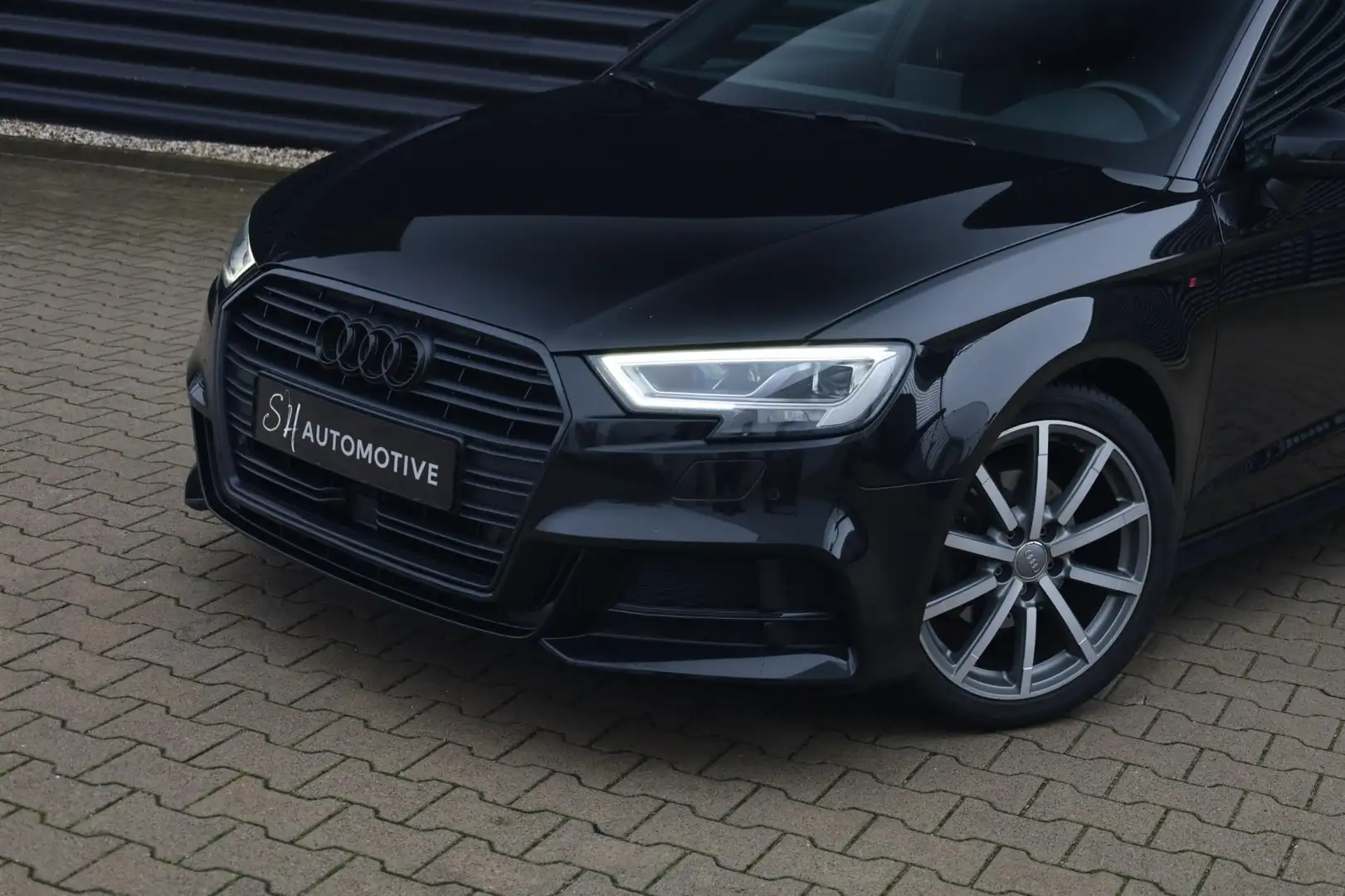 Audi A3 Sportback 35 TFSI CoD Sport / PANO / CARPLAY / VIR Zwart - 2