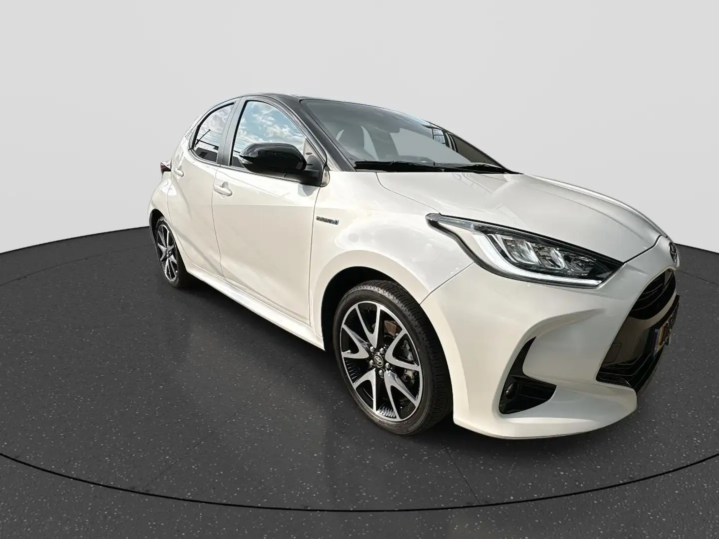 Toyota Yaris 1.5 Hybrid Launch Edition Bi Tone | Rijklaarprijs Wit - 2
