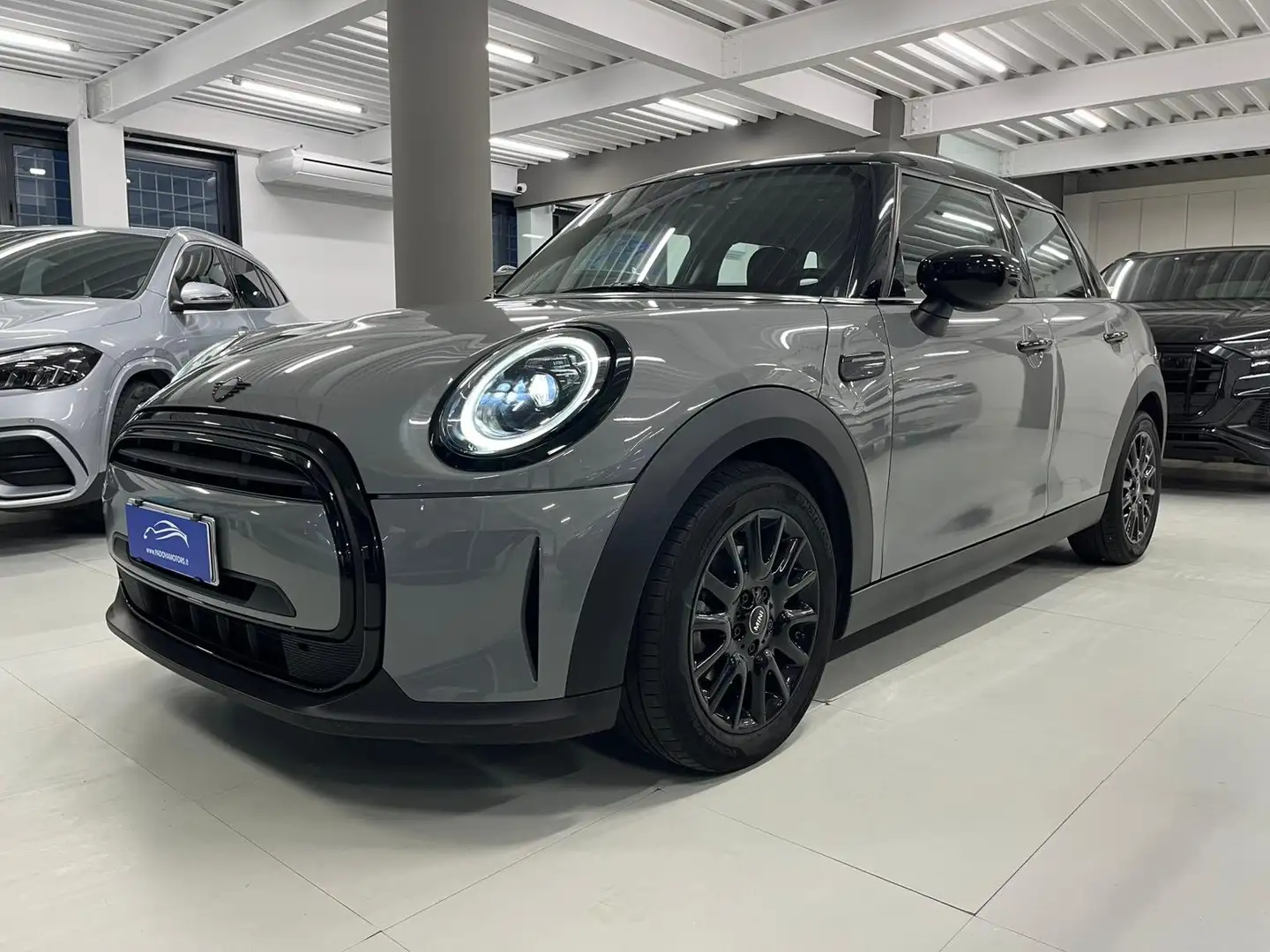 MINI Cooper Classic 5 Porte 1.5 Benzina 136cv Automatica Grigio - 2