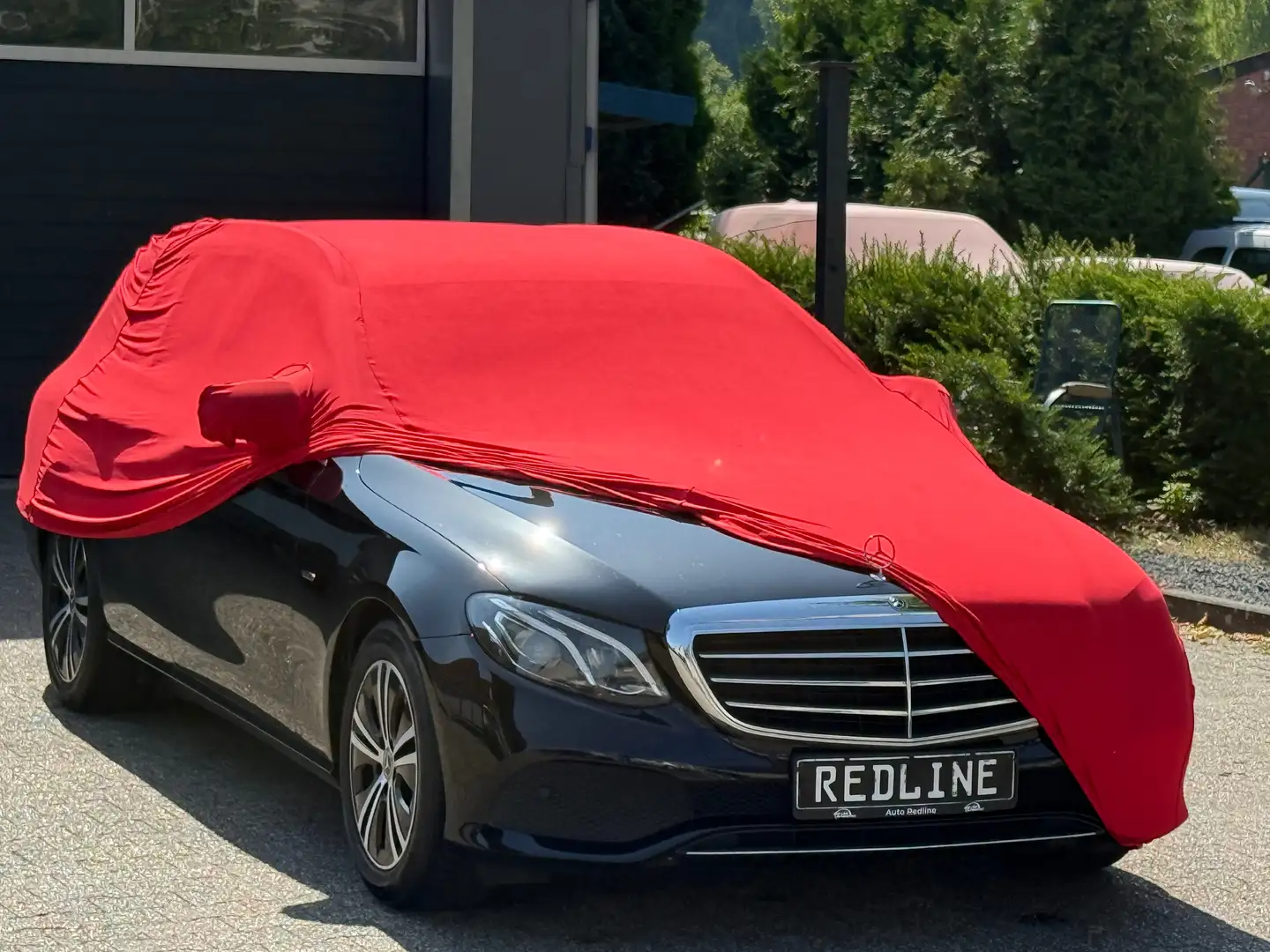 Mercedes-Benz E 220 1 Hand /// Sport Paket /// Schwarz - 1