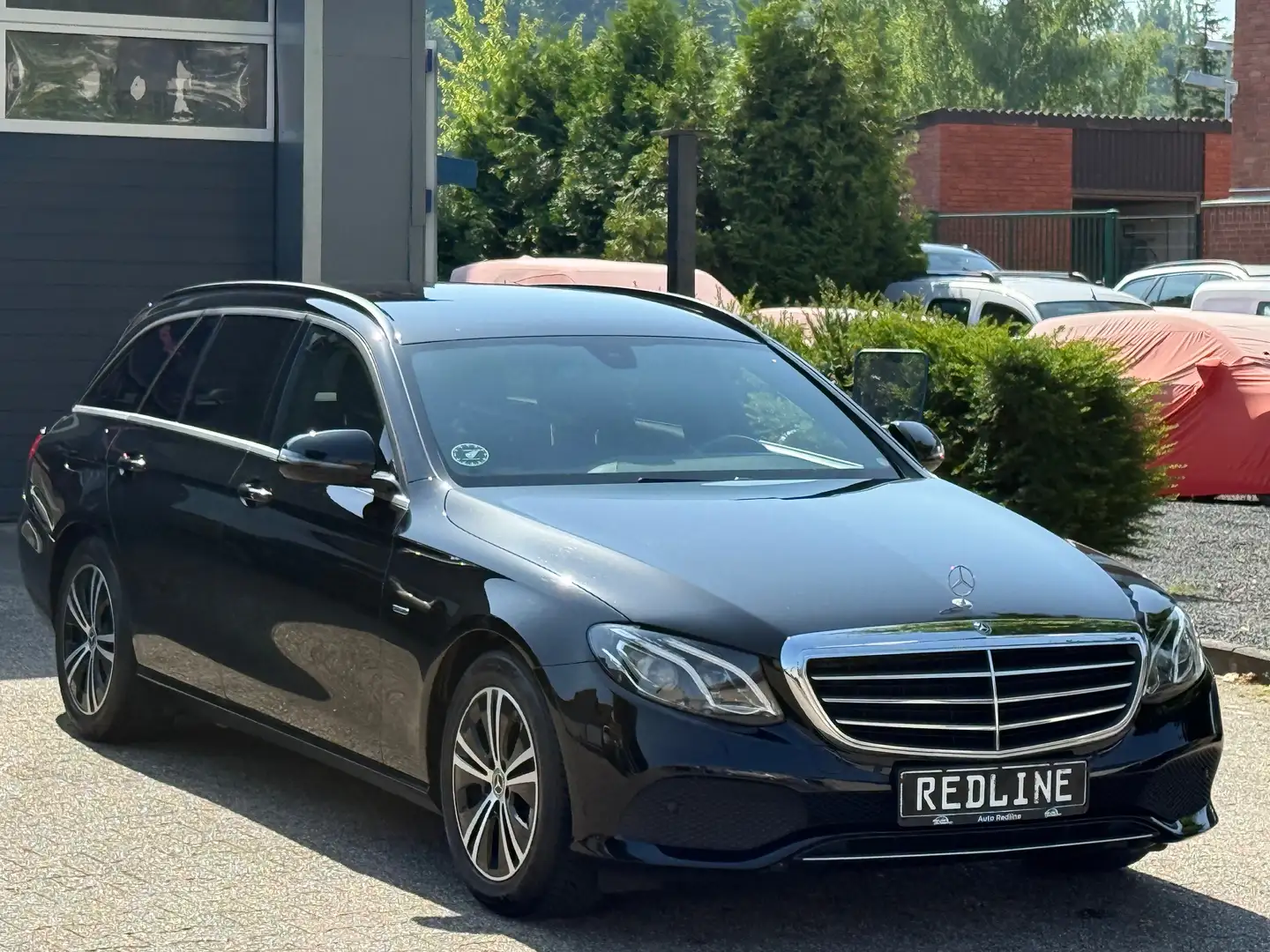 Mercedes-Benz E 220 1 Hand /// Sport Paket /// Schwarz - 2