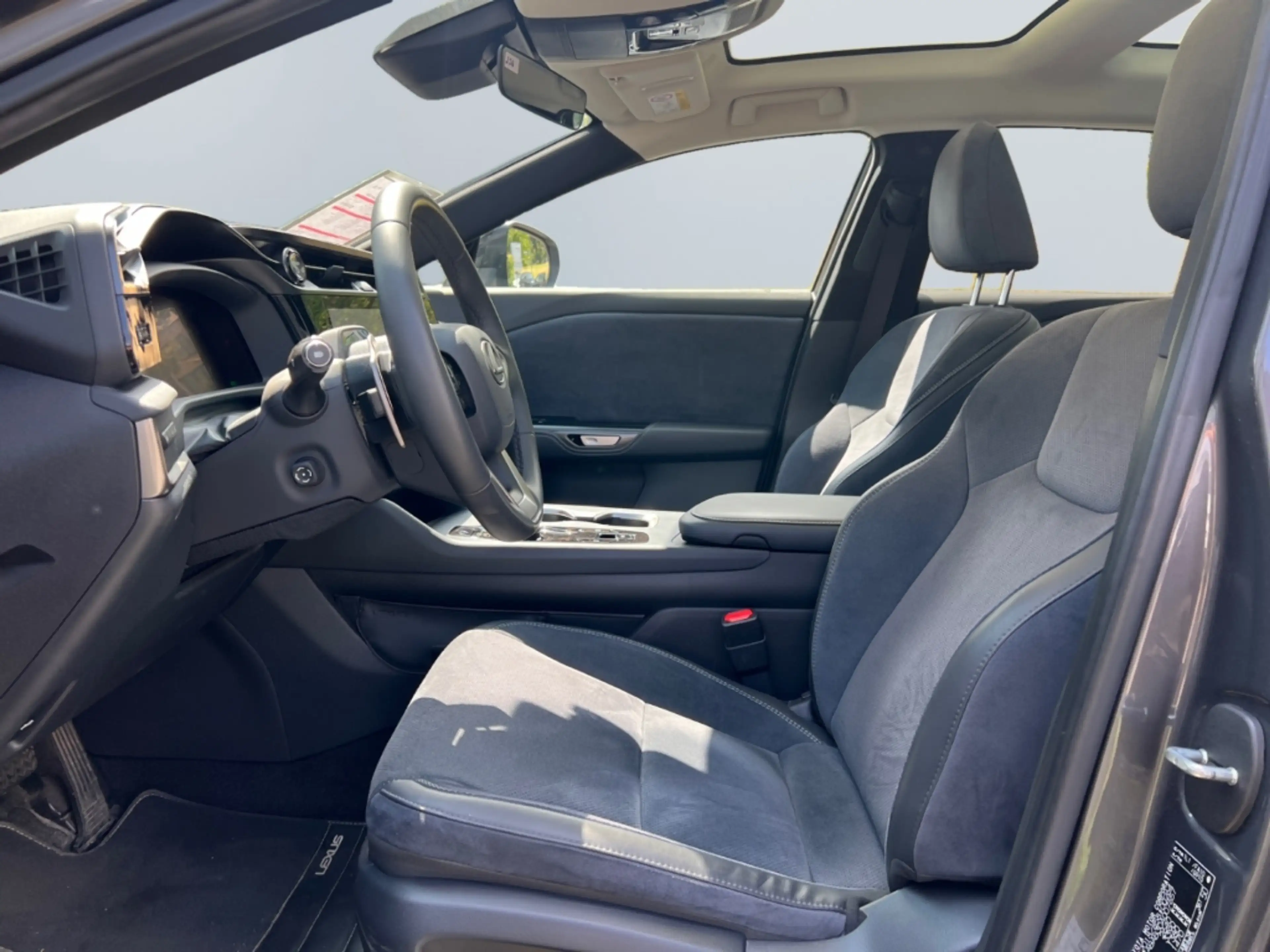 Lexus RZ 450E MIT LUXURY PAK *HUD*Pano*RCam*SHZ* — photo 9