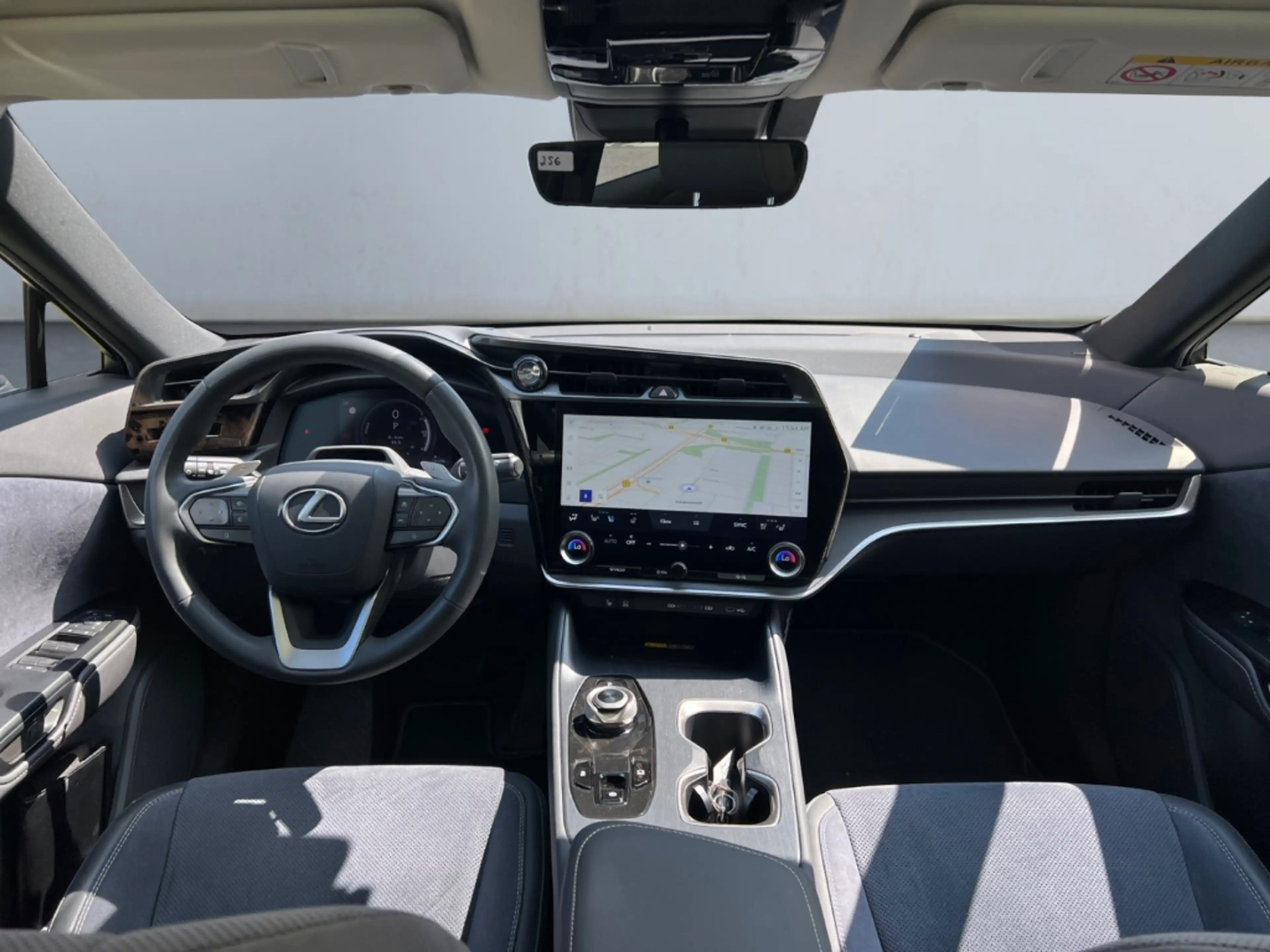 Lexus RZ 450E MIT LUXURY PAK *HUD*Pano*RCam*SHZ* — photo 11