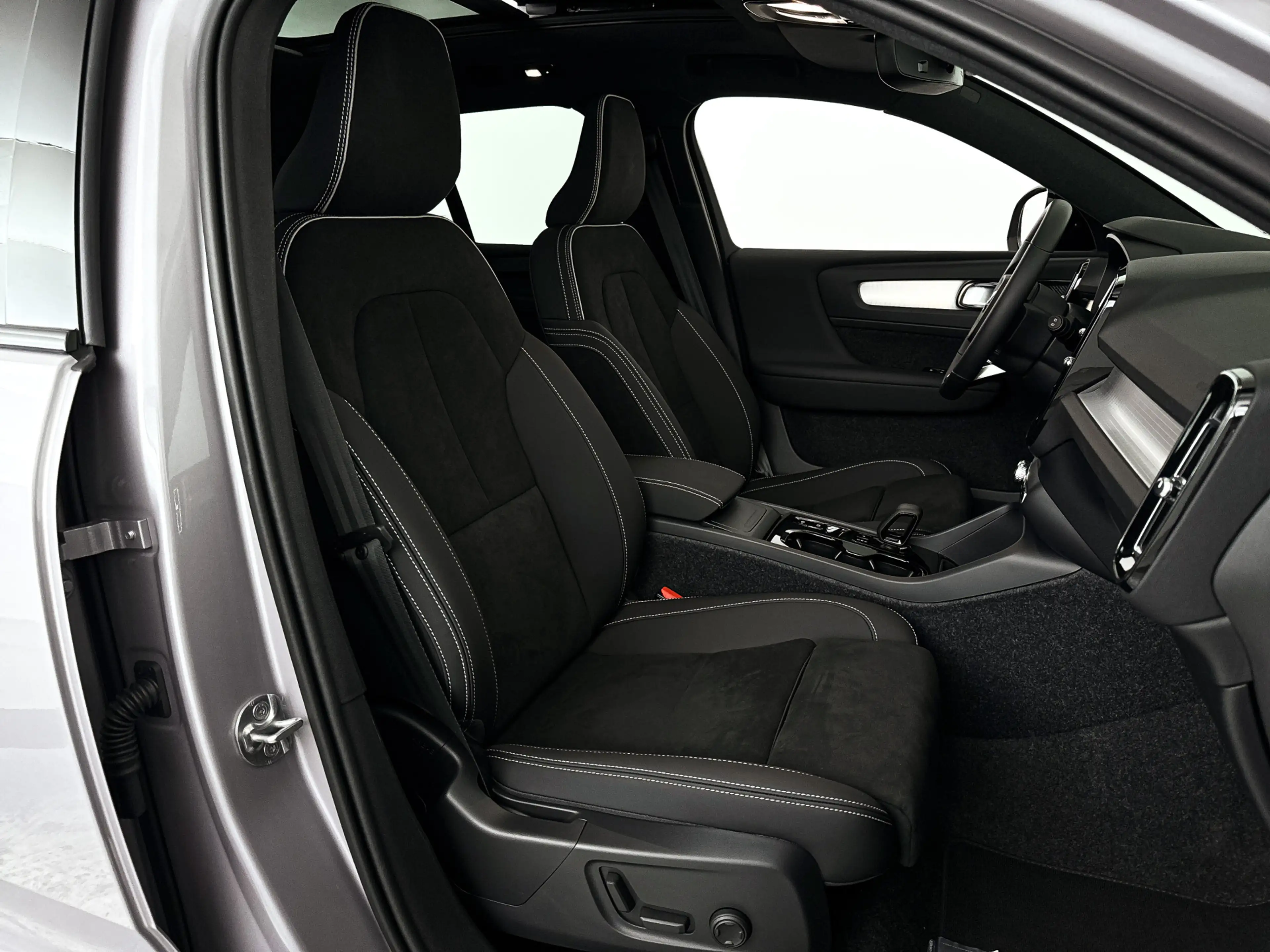 Volvo XC40 B4 Plus Dark | Panoramadak | 360° camera | Harman — photo 33