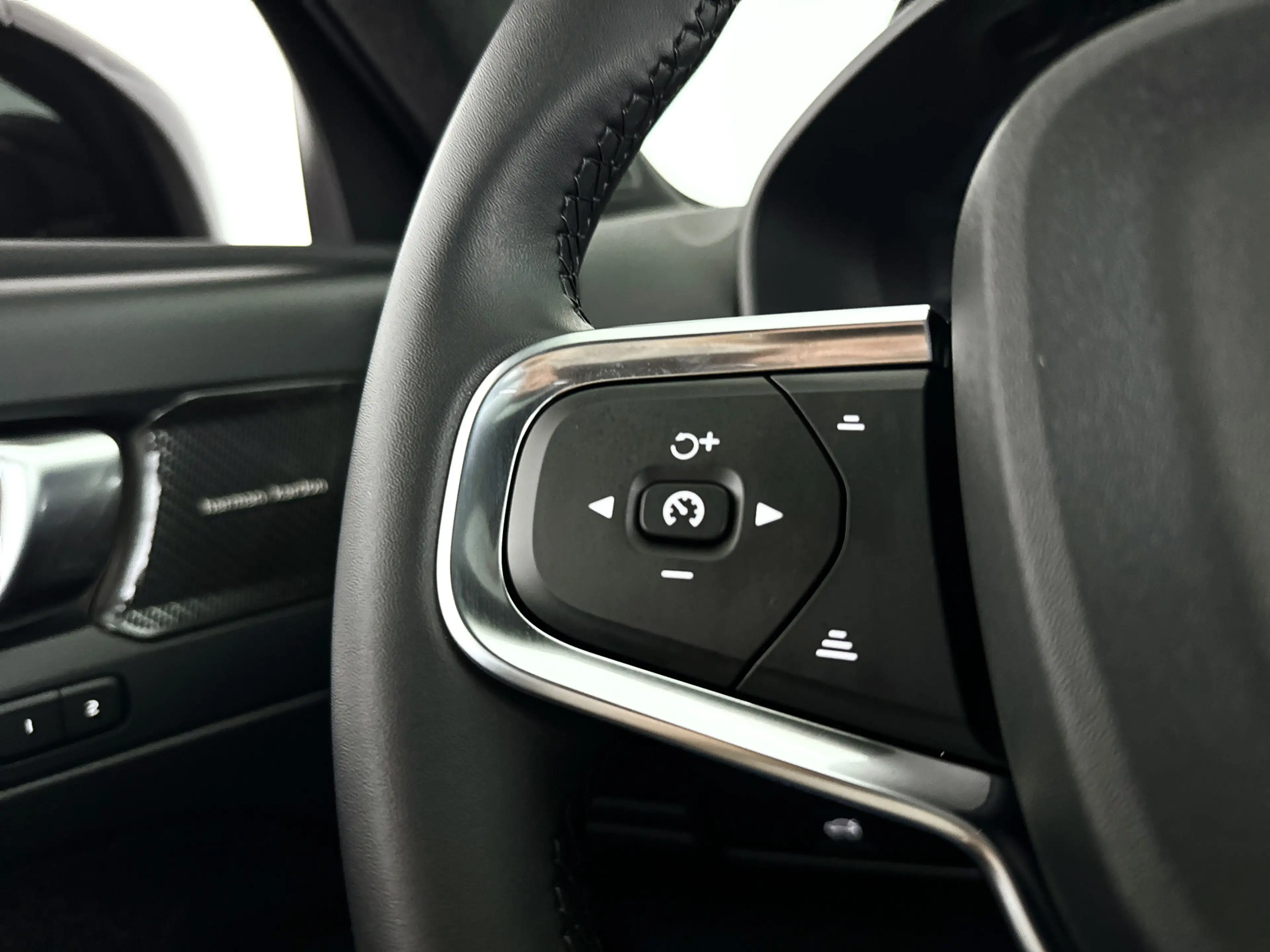 Volvo XC40 B4 Plus Dark | Panoramadak | 360° camera | Harman — photo 21