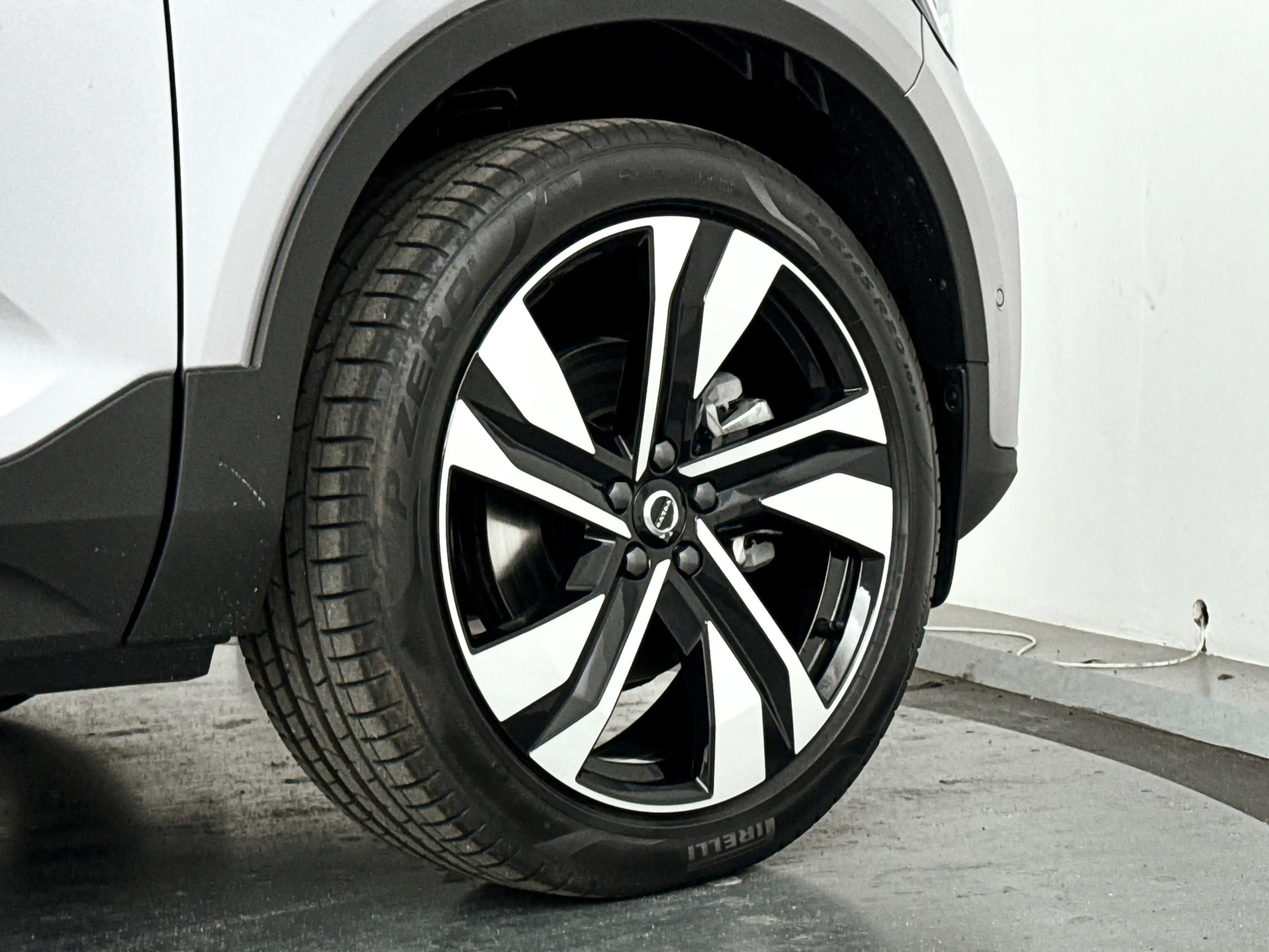 Volvo XC40 B4 Plus Dark | Panoramadak | 360° camera | Harman — photo 39