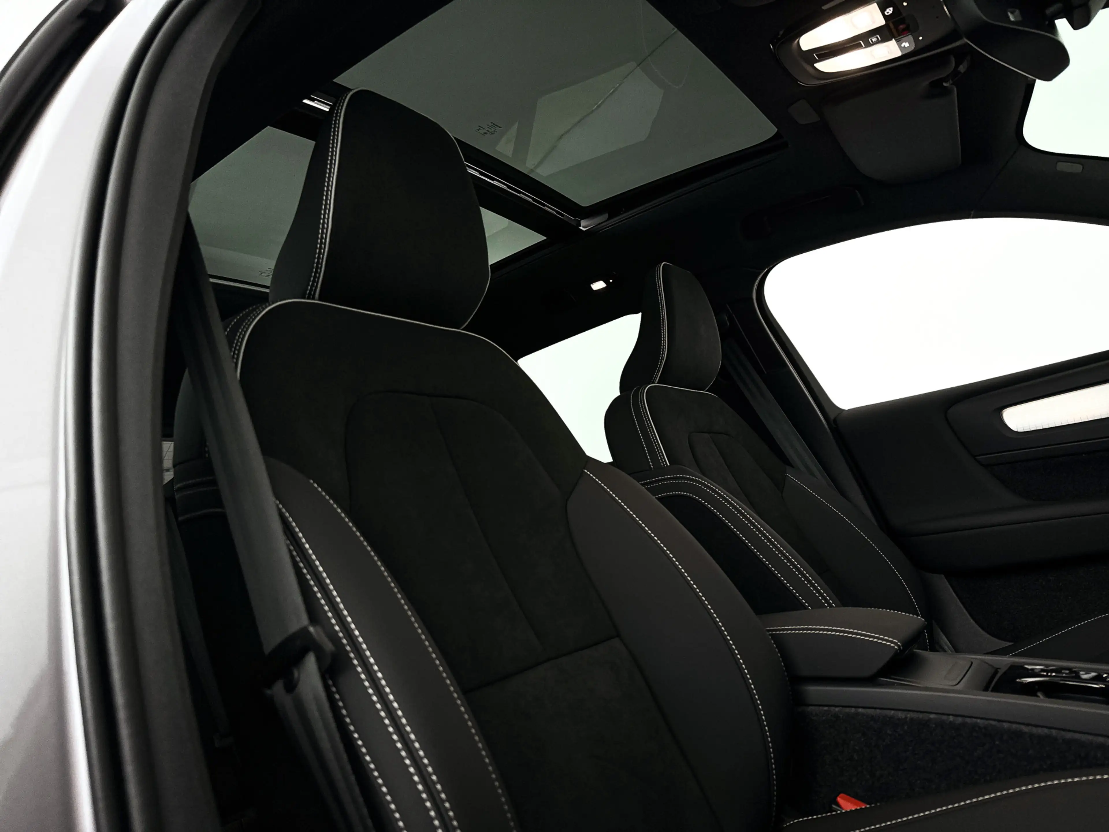 Volvo XC40 B4 Plus Dark | Panoramadak | 360° camera | Harman — photo 36
