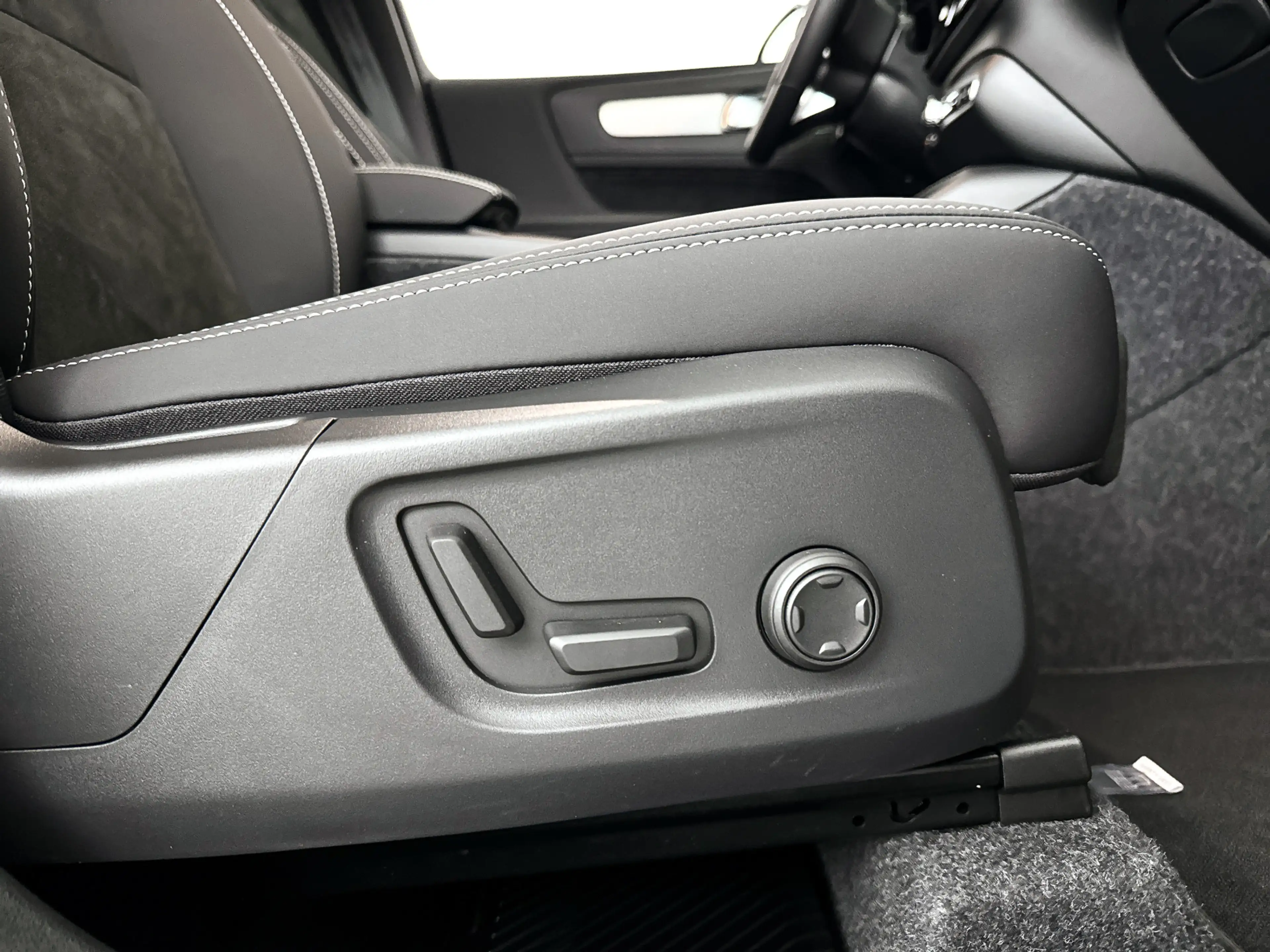 Volvo XC40 B4 Plus Dark | Panoramadak | 360° camera | Harman — photo 34
