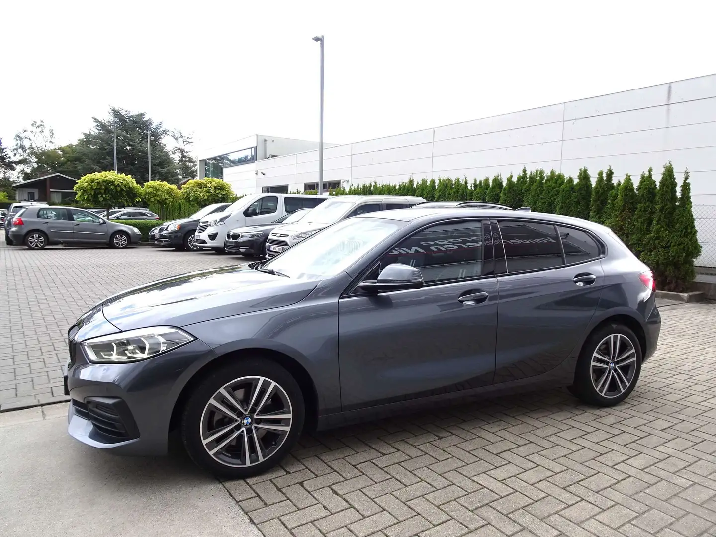 BMW 116 116i 5d. Sport CARPLAY,SPORTZETELS,FULL LED,NAVI Gris - 2