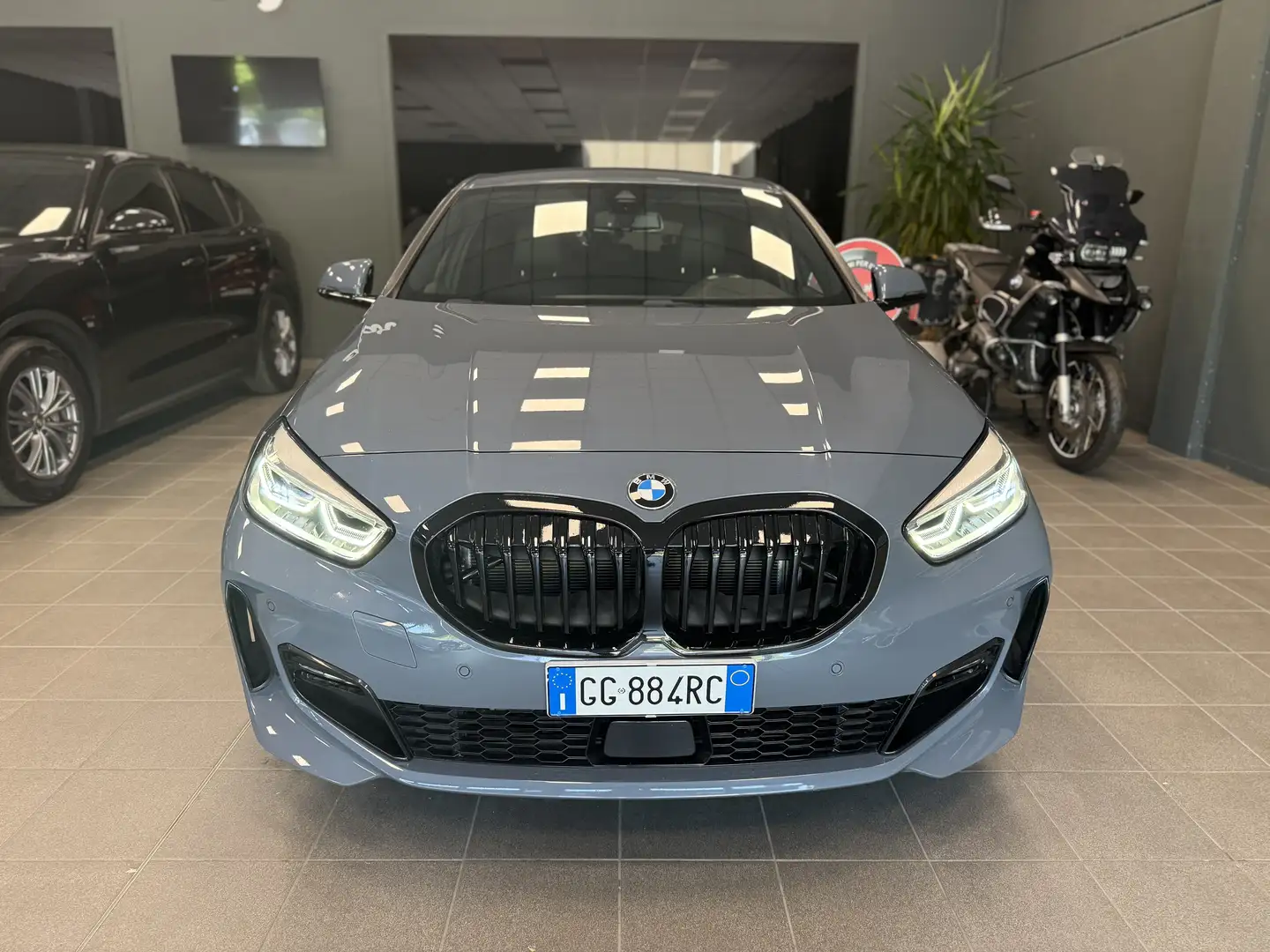 BMW 120 120d xdrive Msport auto Grijs - 2