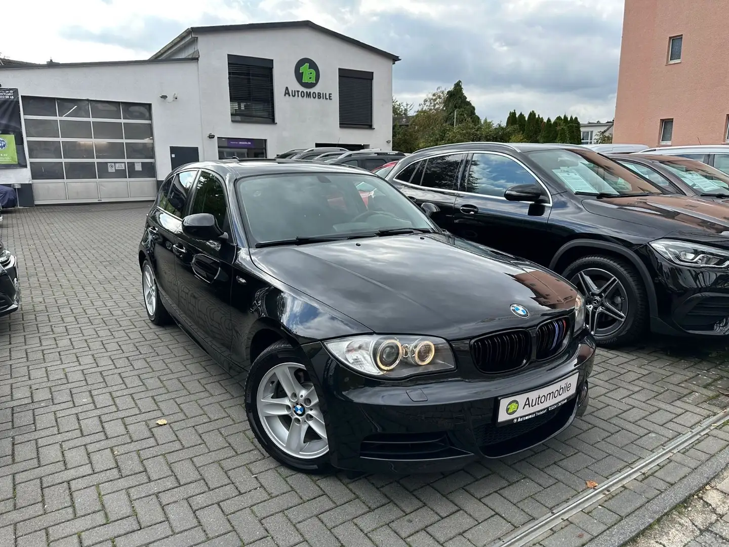 BMW 118 Lim.*NAVI*PDC*SHZ*TEMPO*XENON Schwarz - 1