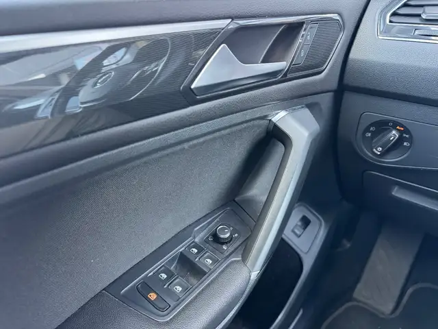 Volkswagen Tiguan Allspace view 23