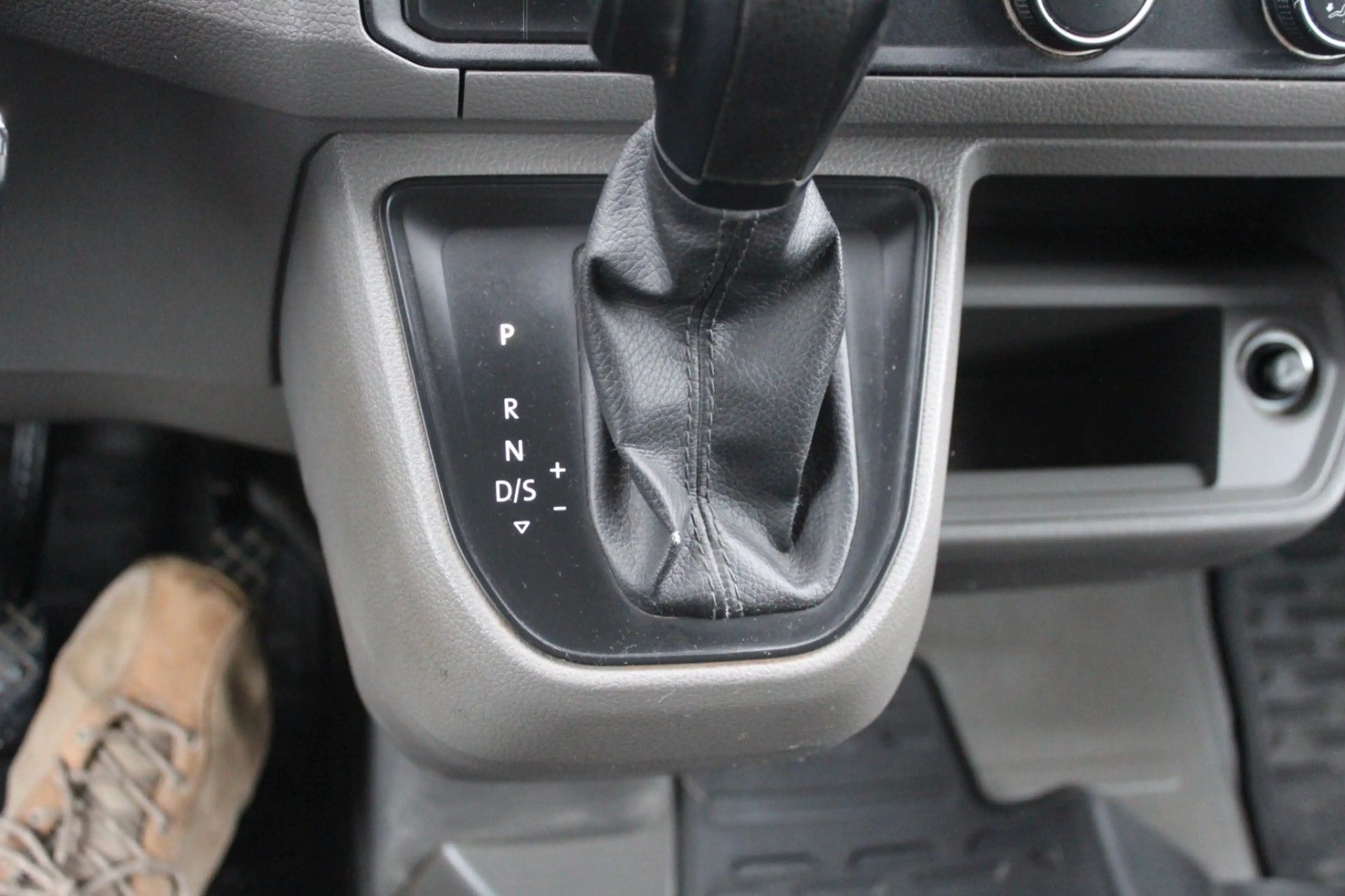 Volkswagen Crafter Pritsche  35 DOKA mittellang FWD Klima — photo 10
