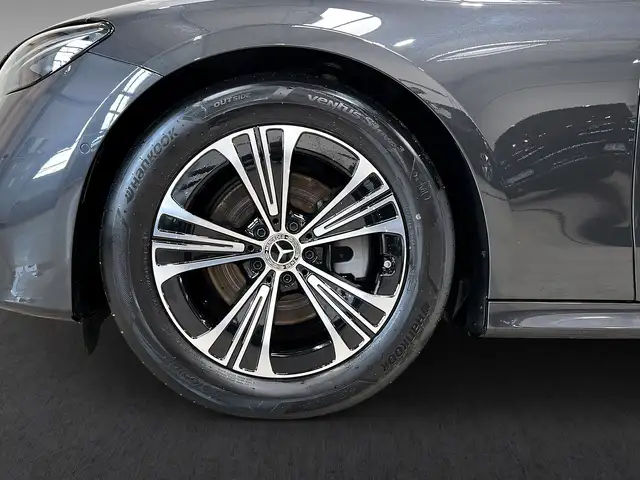 Mercedes-Benz E-Class view 4