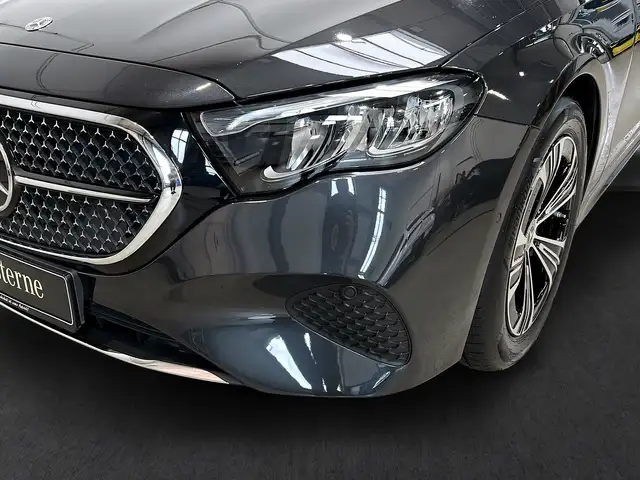 Mercedes-Benz E-Class view 3