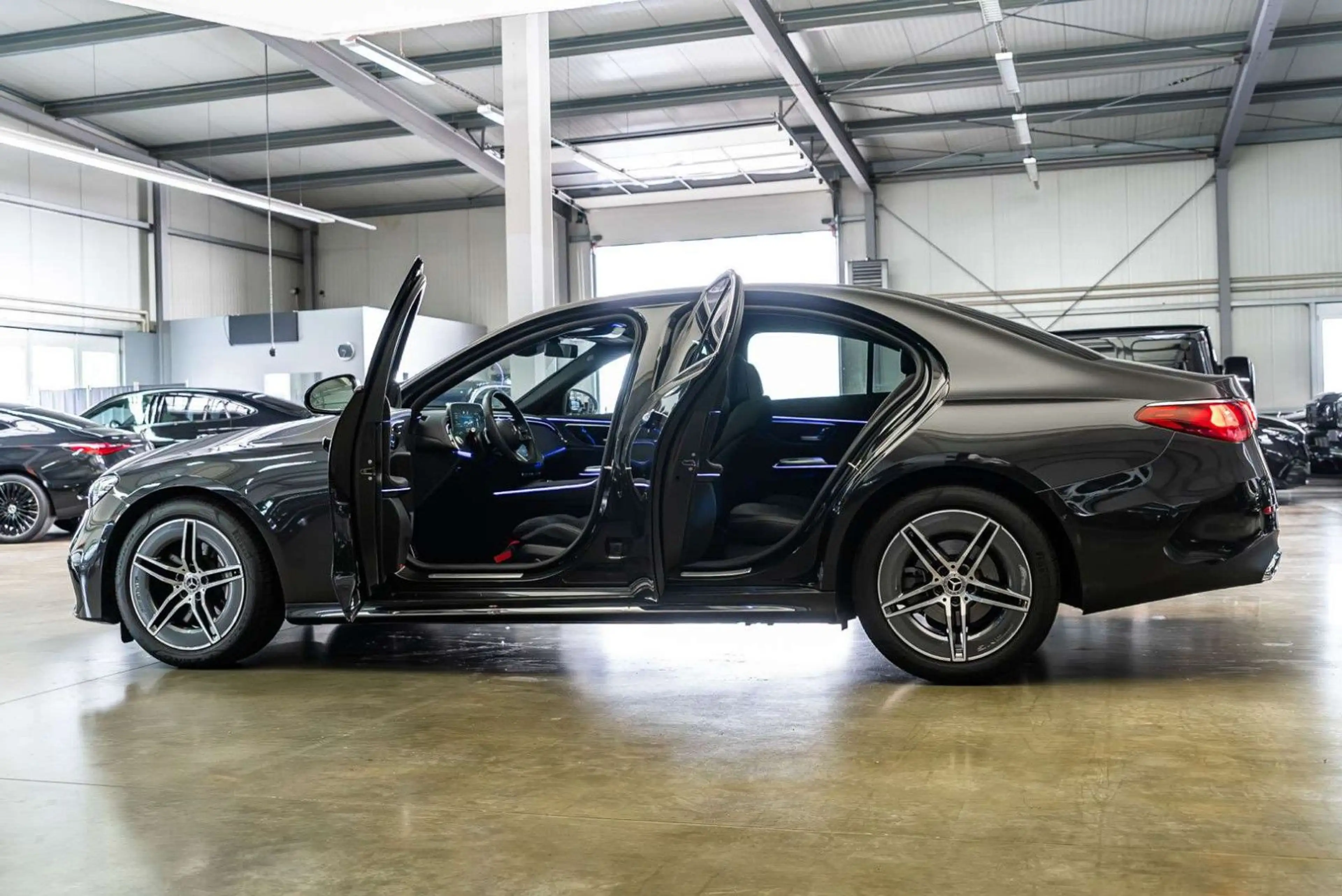 Mercedes-Benz E 200 AMG Line / Pano / Night / MY 2026 — photo 9