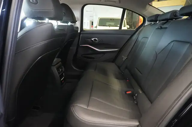 BMW 3 Series view 9