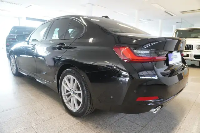 BMW 3 Series view 4