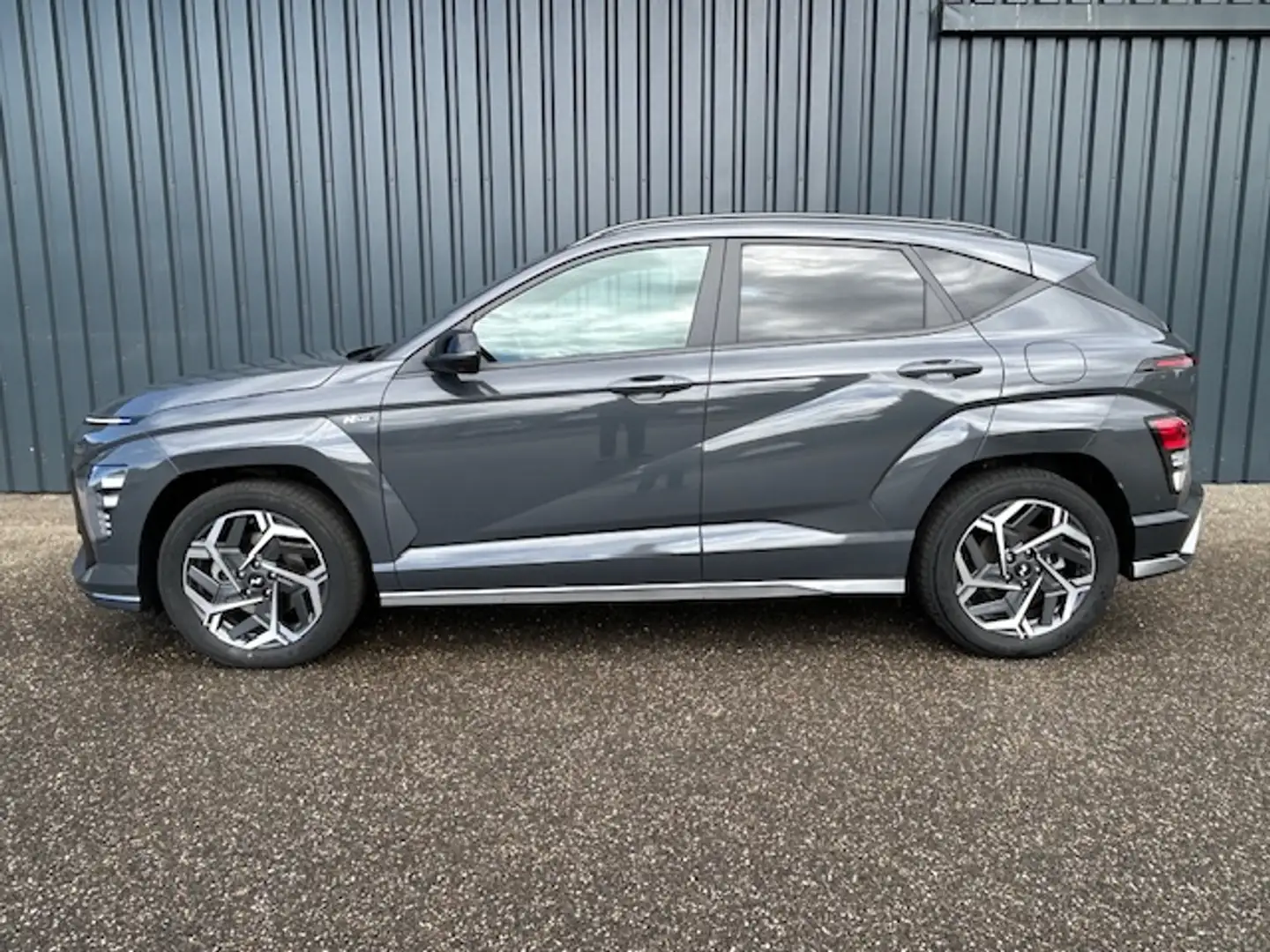 Hyundai KONA 1.6 GDI HEV 141pk DCT N Line Sky | Bose | Stoelver Grijs - 2