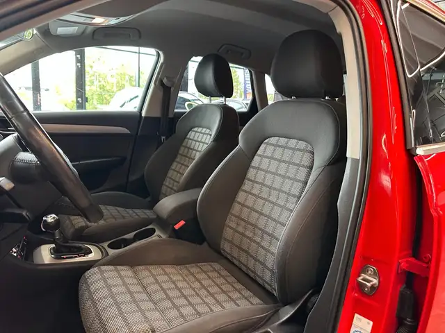 Audi Q3 view 8