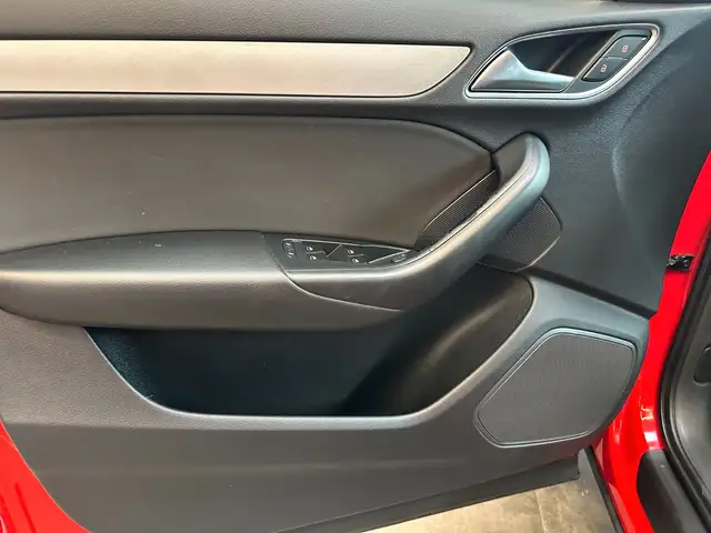 Audi Q3 view 9