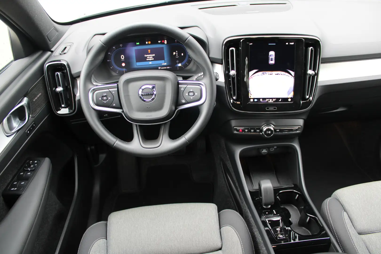 Volvo XC40 B4 Plus Dark | Trekhaak | Harman Kardon | 19" velg Groen - 2