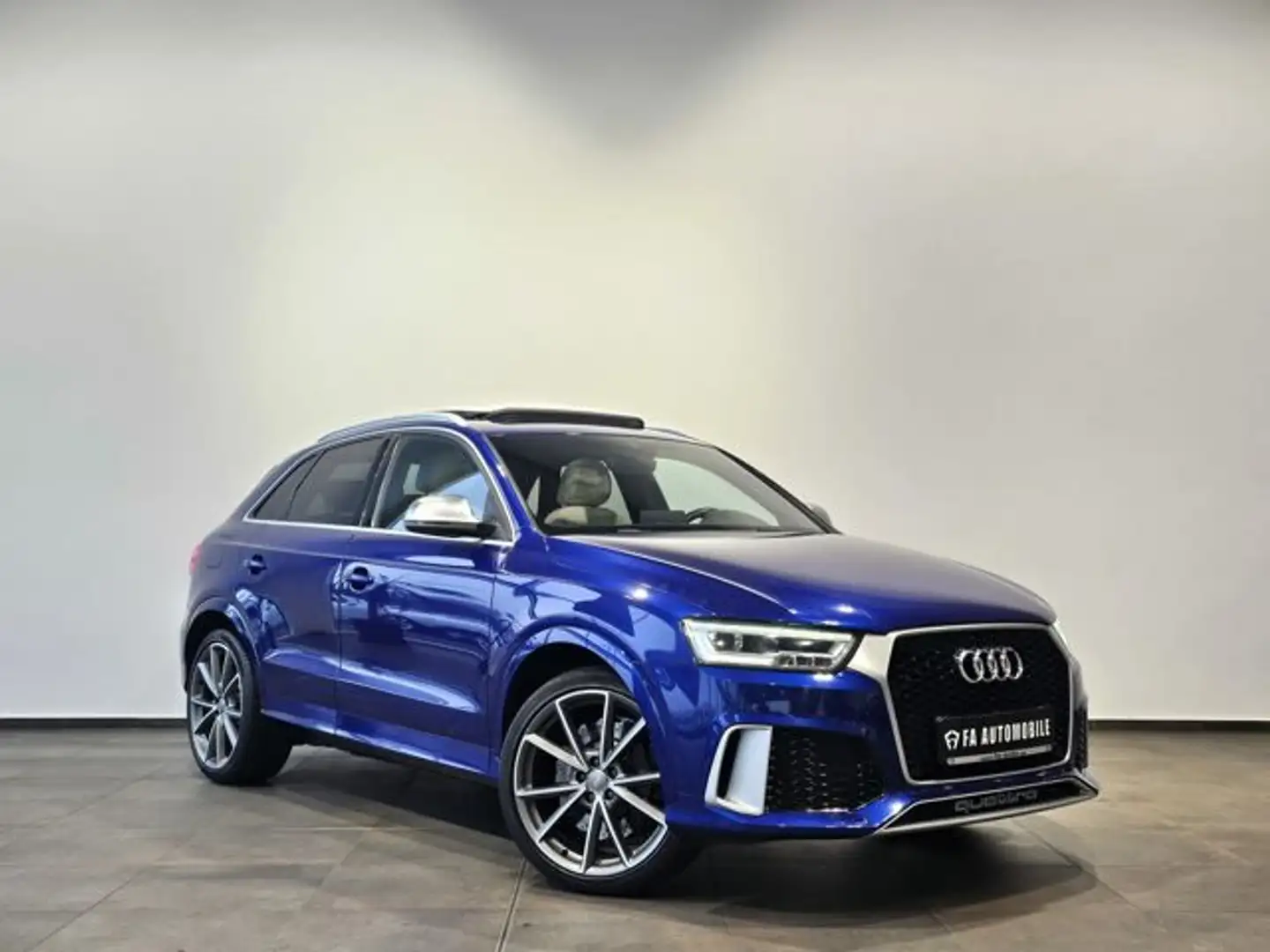 Audi RS Q3 RS2.5 TFSI q. performance Exclisive Ed. Pano Blau - 2