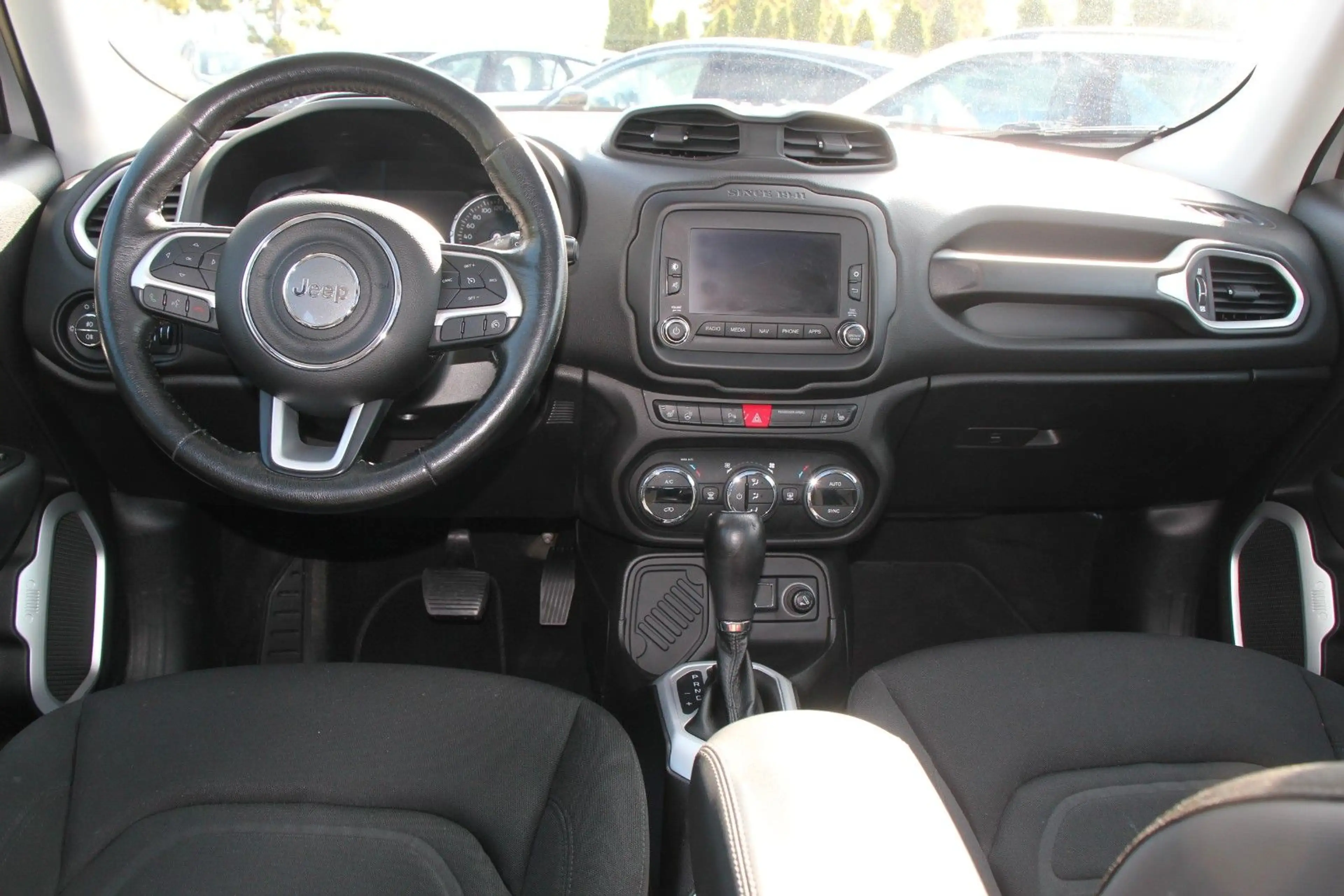 Jeep Renegade Limited FWD — photo 11