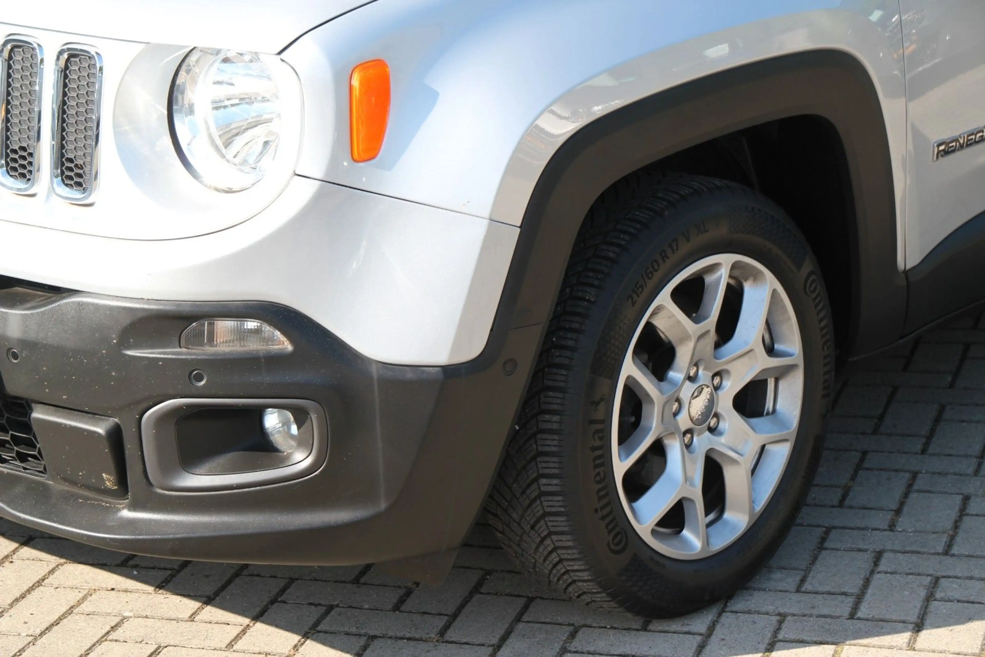Jeep Renegade Limited FWD — photo 2